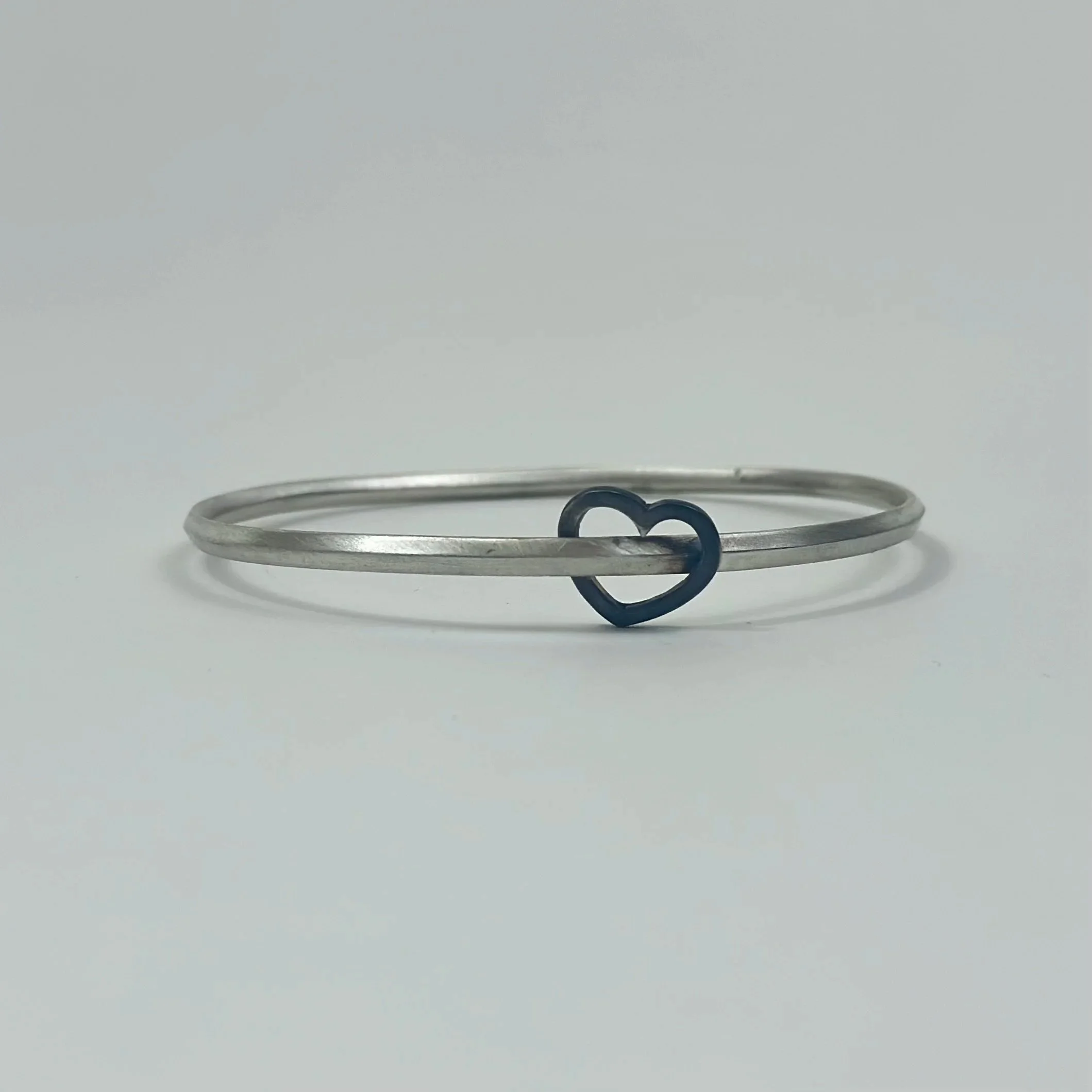 Bracciale rigido in argento con cuore brunito, collezione Essentia Crepundia