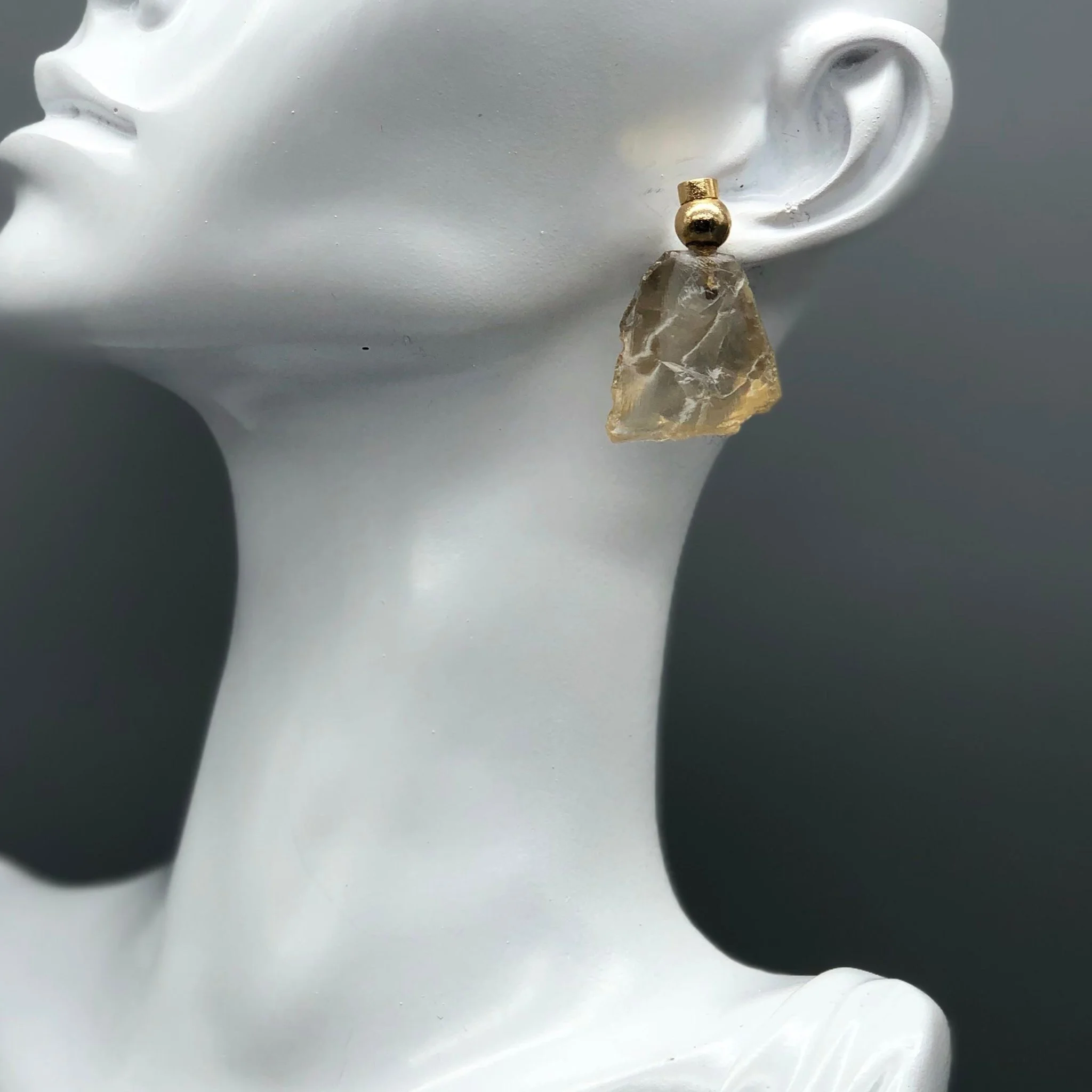Orecchini in quarzo citrino e ottone dorato Cacu Lab per Crepundia Gioielli Bologna — citrine quartz earrings contemporary design