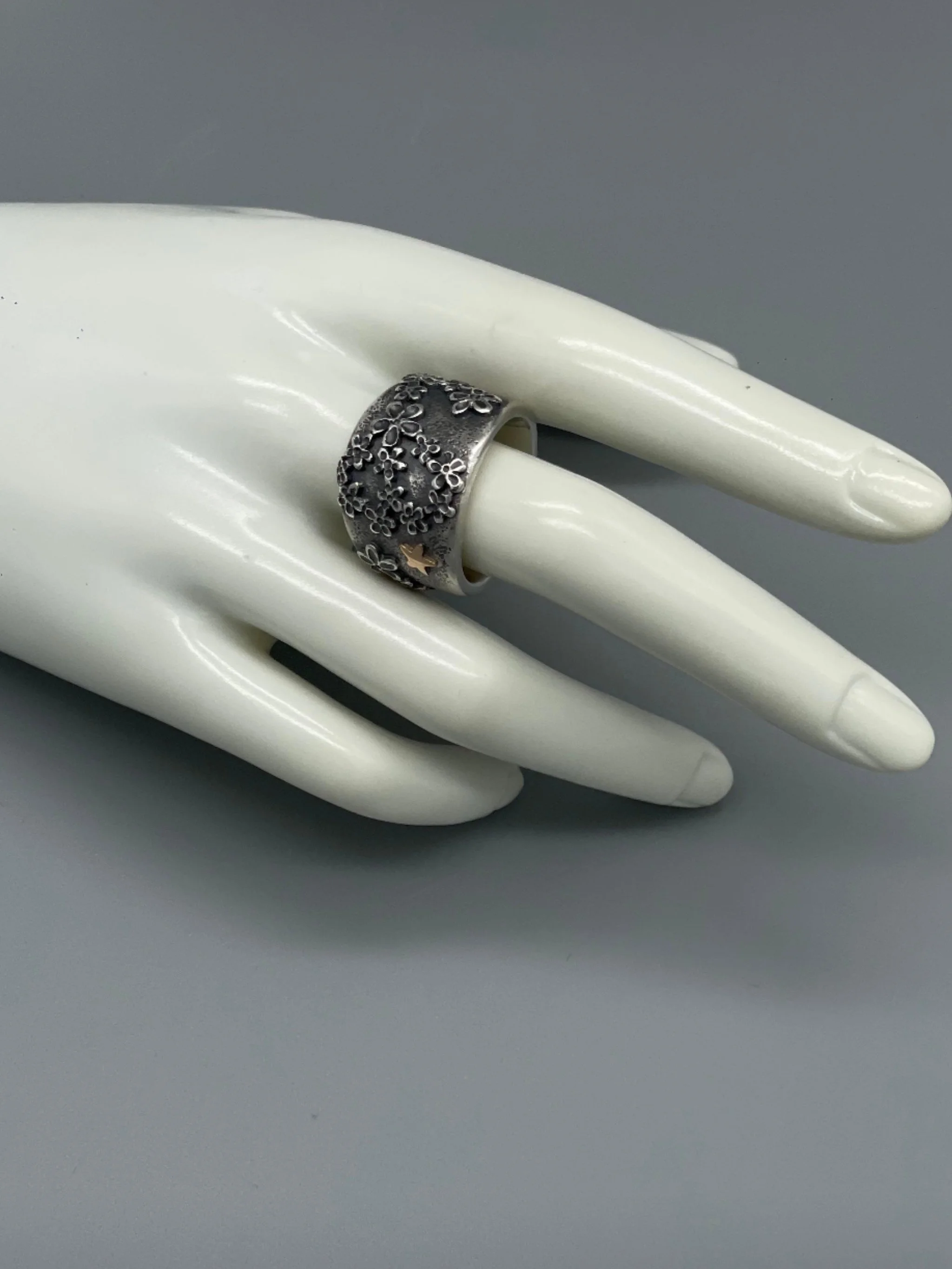 Sonja Markhoff Peace Flowers in a Starry Night ring in oxidized sterling silver with 18 kt gold star, contemporary floral band ring — Crepundia Gioielli Bologna