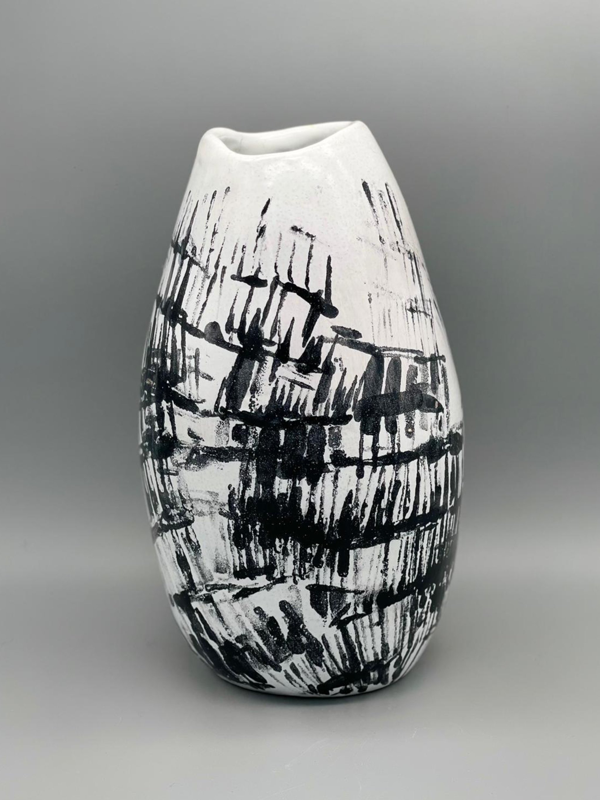 Vaso scultura in maiolica bianca e nera di Giovanna Ussani per Objects in Studio by Crepundia Gioielli Bologna