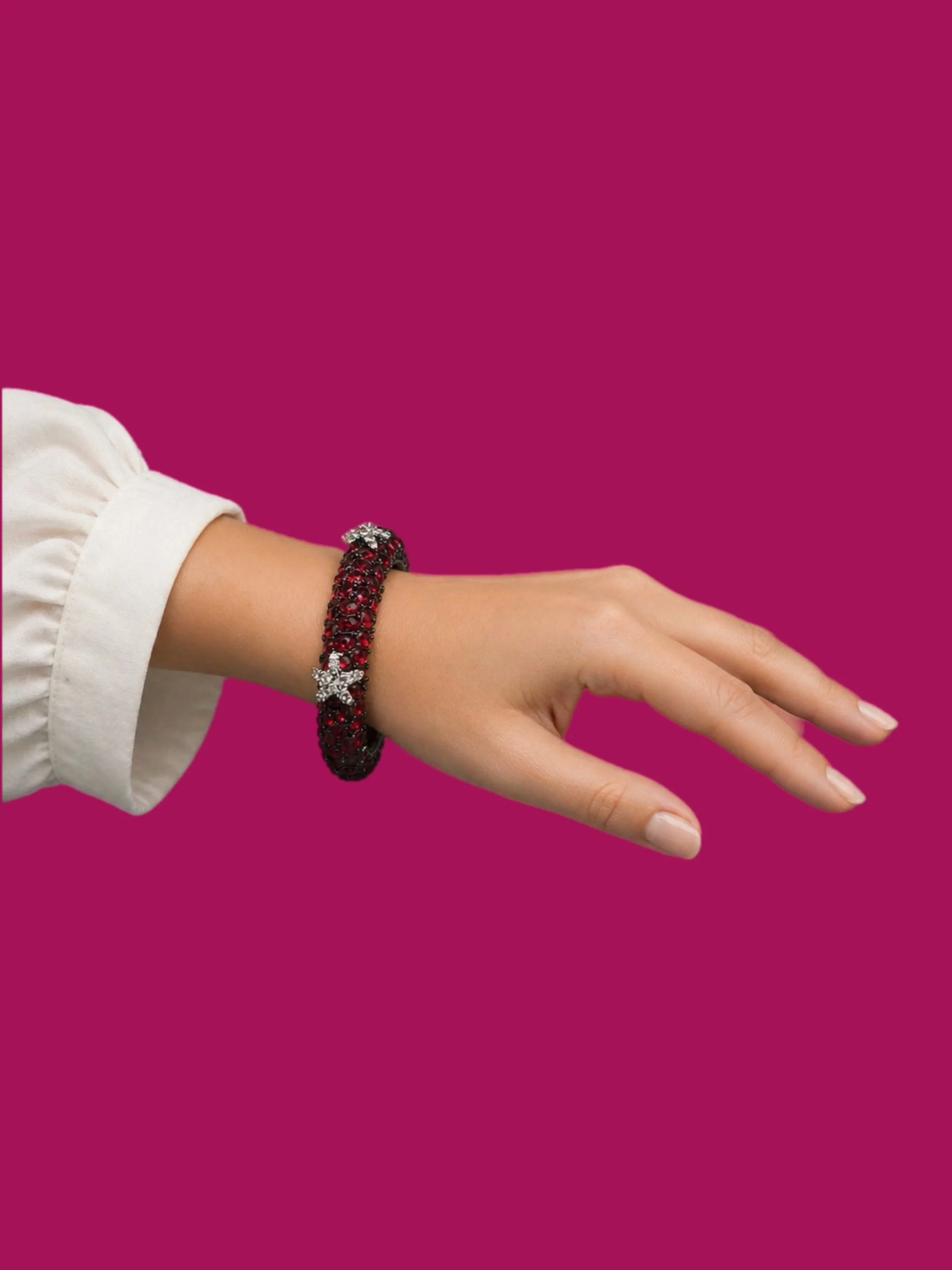 Kenneth Jay Lane crystal bracelet worn on wrist, costume jewelry, Crepundia Gioielli Bologna
Bracciale Kenneth Jay Lane in cristalli indossato al polso, costume jewelry, Crepundia Gioielli Bologna