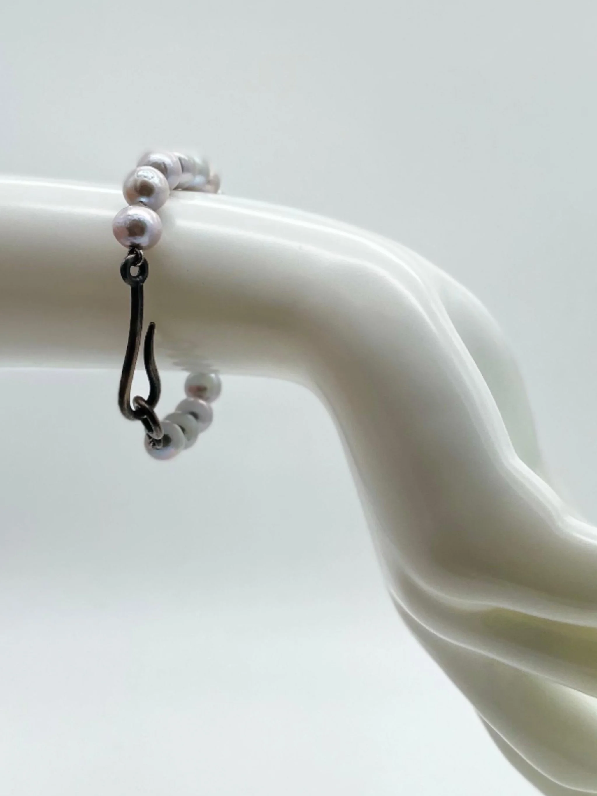 white pearl bracelet with burnished silver clasp Crepundia Gioielli — Crepundia Bologna