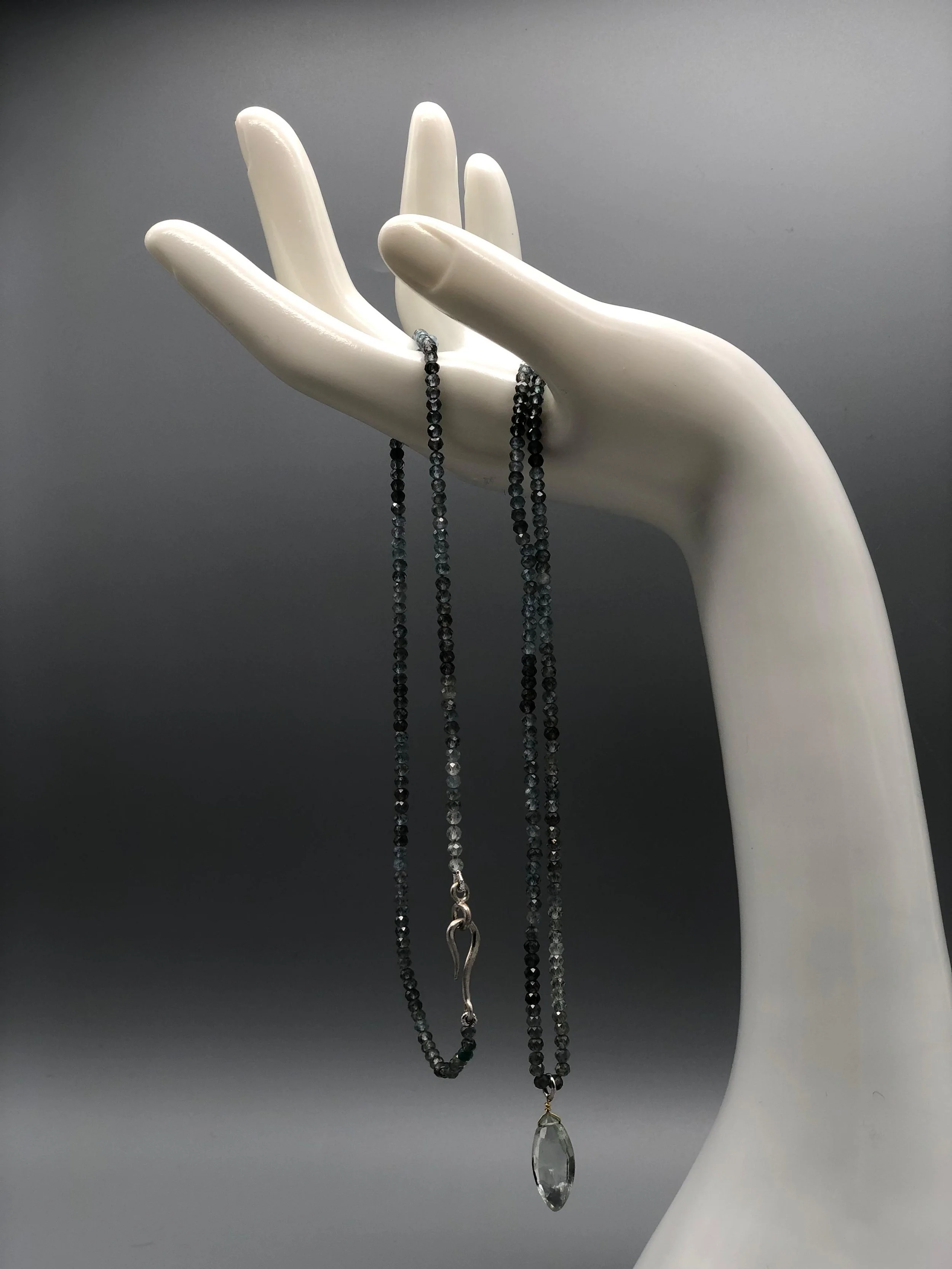 Collana con piccole pietre grigie naturali e pendente in quarzo, composizione lineare design contemporaneo Crepundia Gioielli — Crepundia Bologna /
Necklace with small natural grey gemstones and quartz pendant, linear composition contemporary jewelry