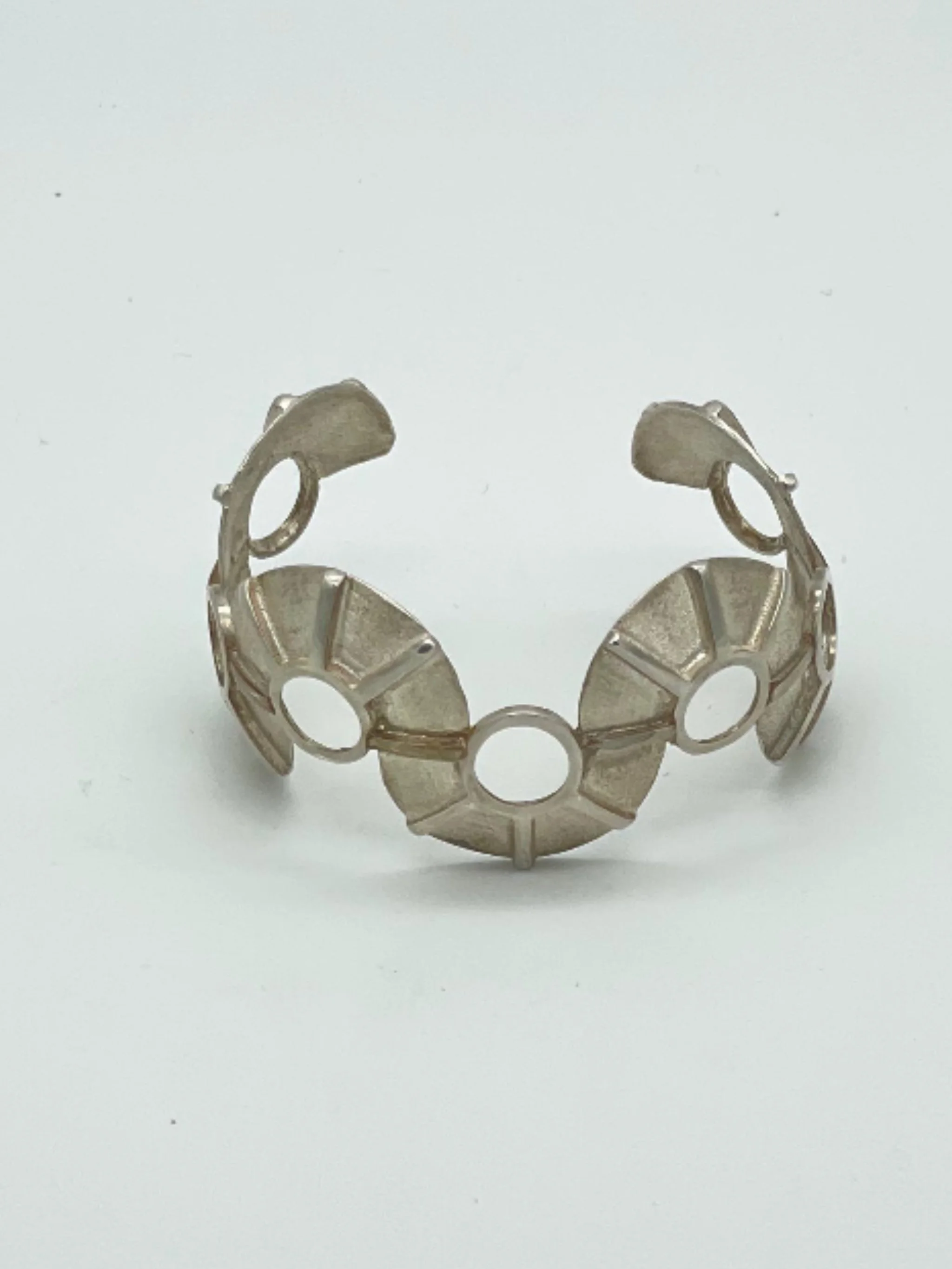 Marino bracelet by Ariadna Segafredo for Crepundia Gioielli Bologna in matte sterling silver with sculptural modular design inspired by marine forms