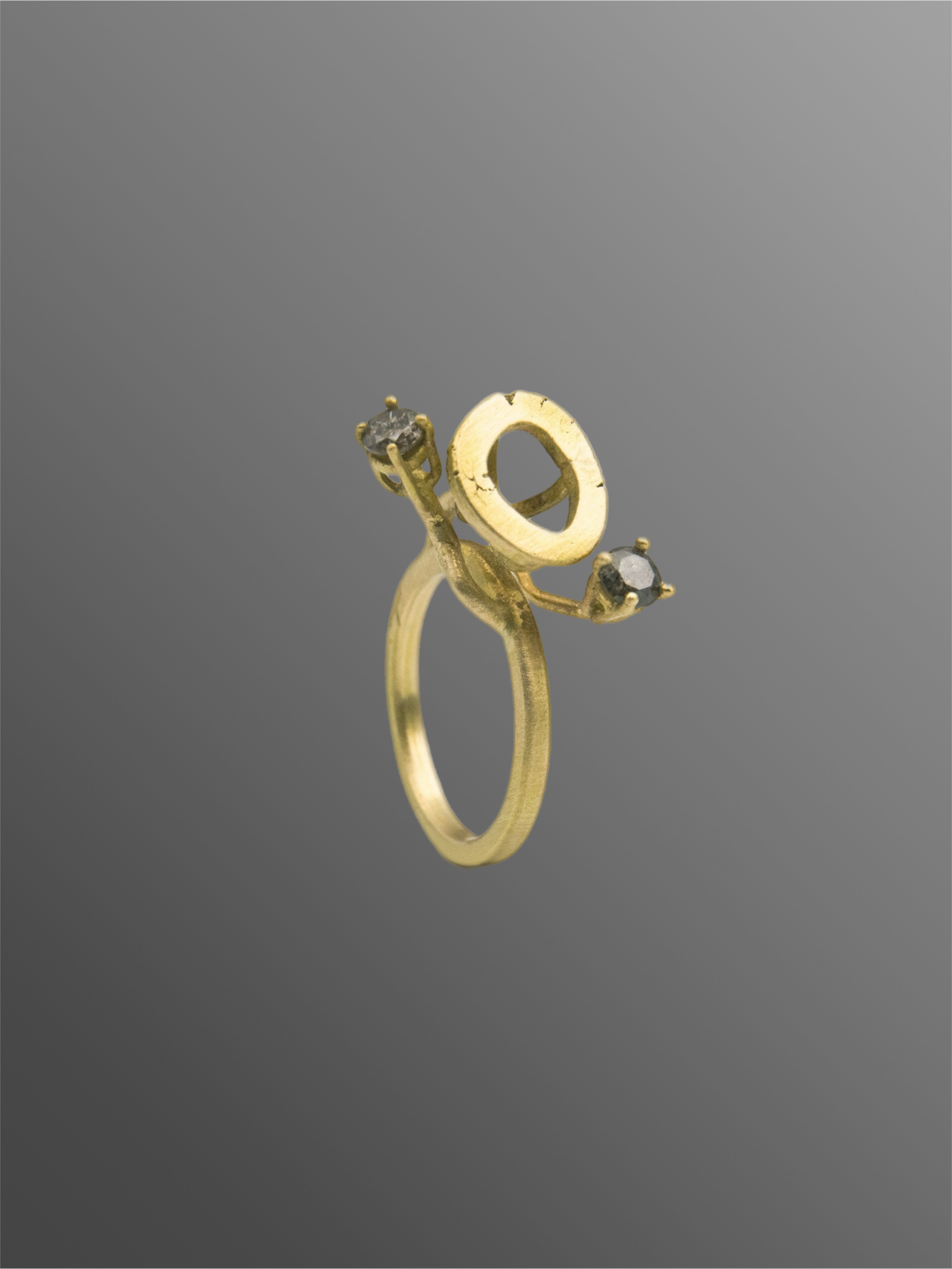 Anello fiore in oro giallo opaco 18 carati con diamanti grigi Marco Mangàni design contemporaneo