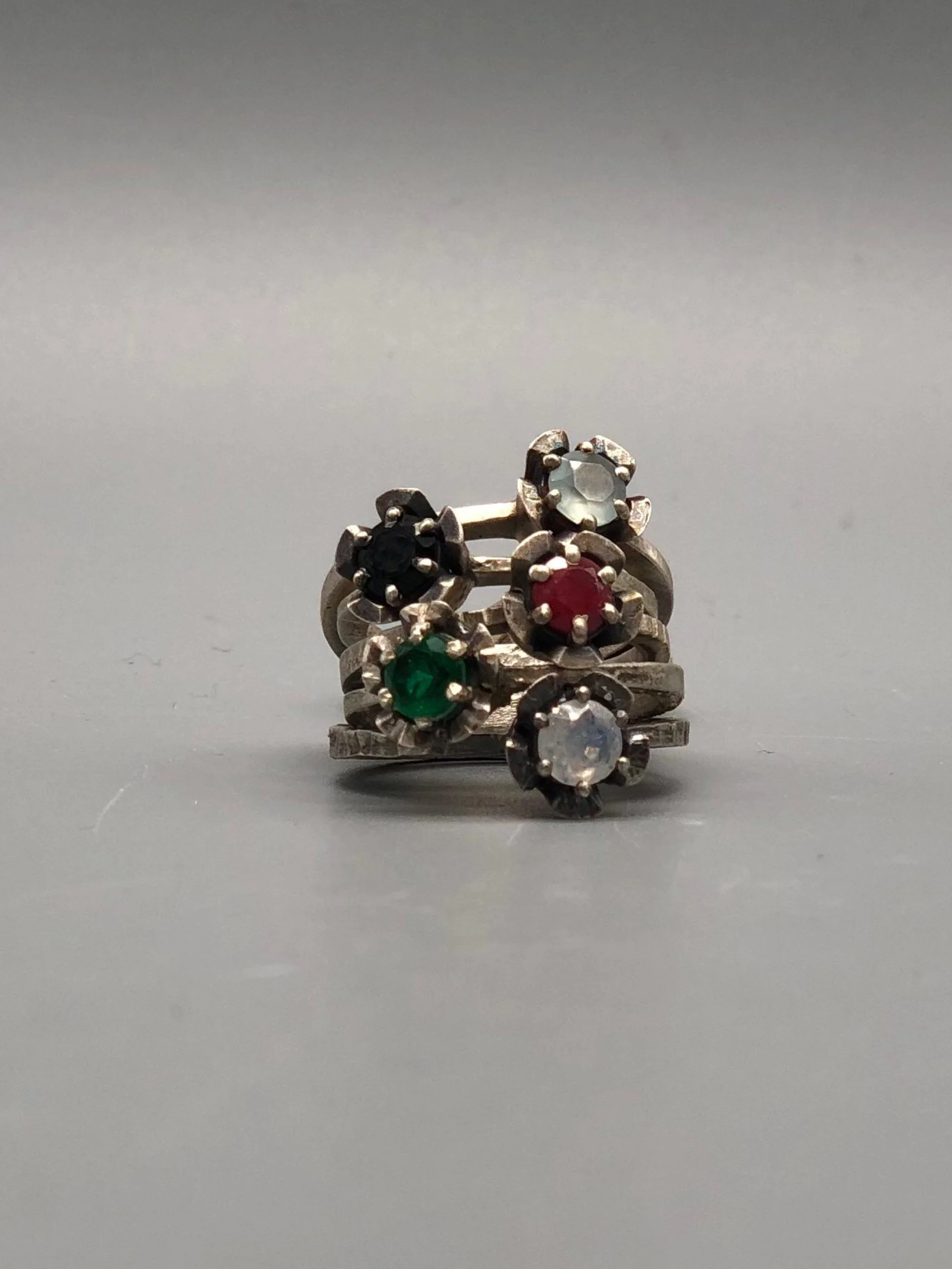 Contemporah — gioielli contemporanei tra forma, equilibrio e leggerezza.
Anelli essenziali in argento 925, perle giapponesi e pietre naturali selezionati da Crepundia Gioielli Bologna.

Contemporah — contemporary jewelry shaped through form, balance,