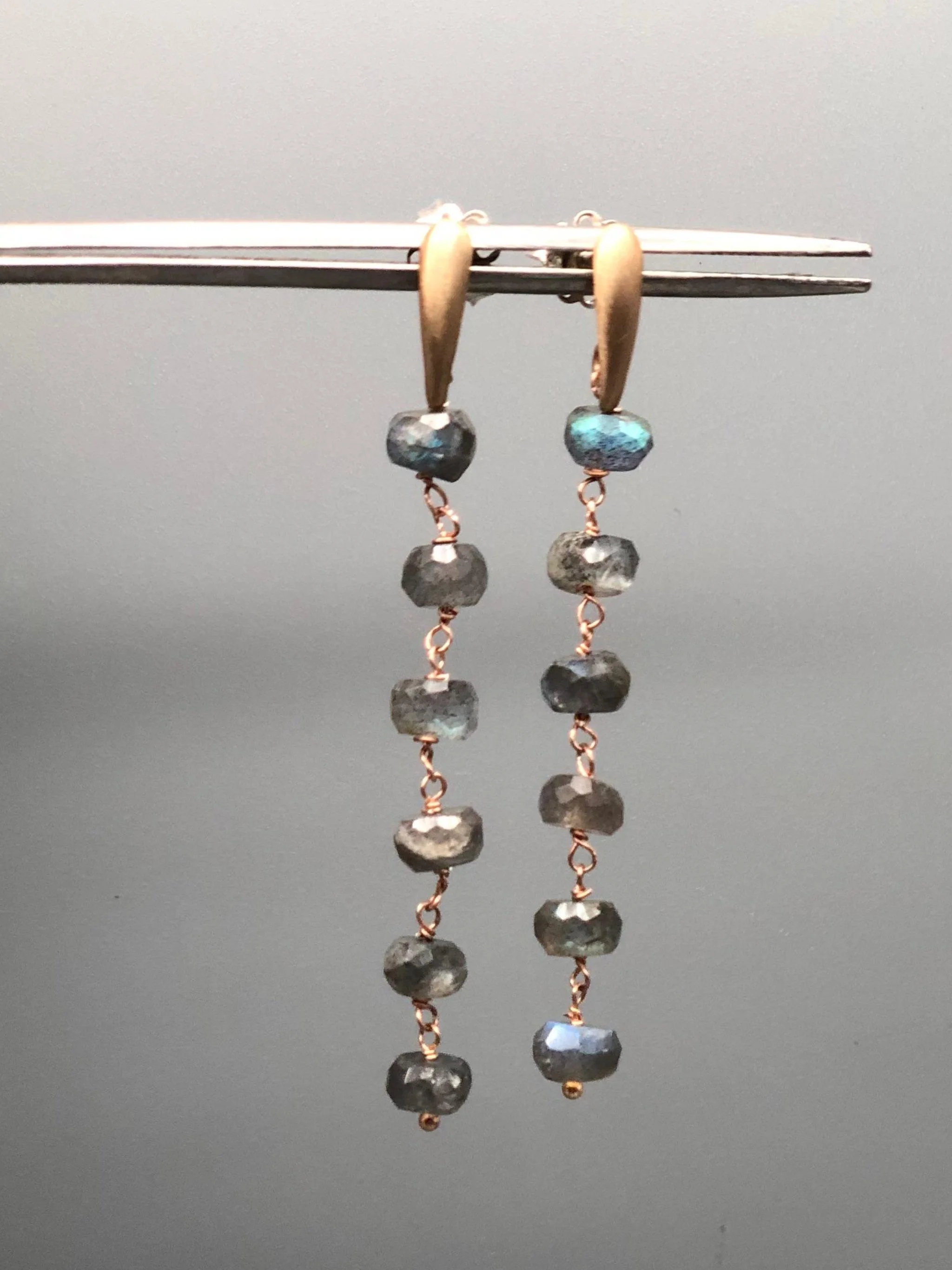 Still Drops 12 earrings by Crepundia Gioielli Bologna in bronze and labradorite with blue reflective flashes