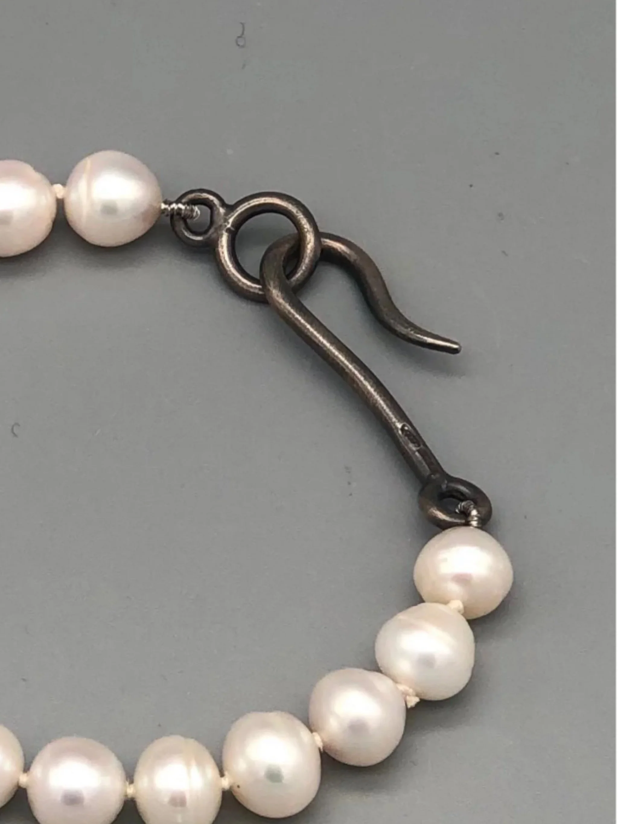 white pearl bracelet with burnished silver clasp Crepundia Gioielli — Crepundia Bologna