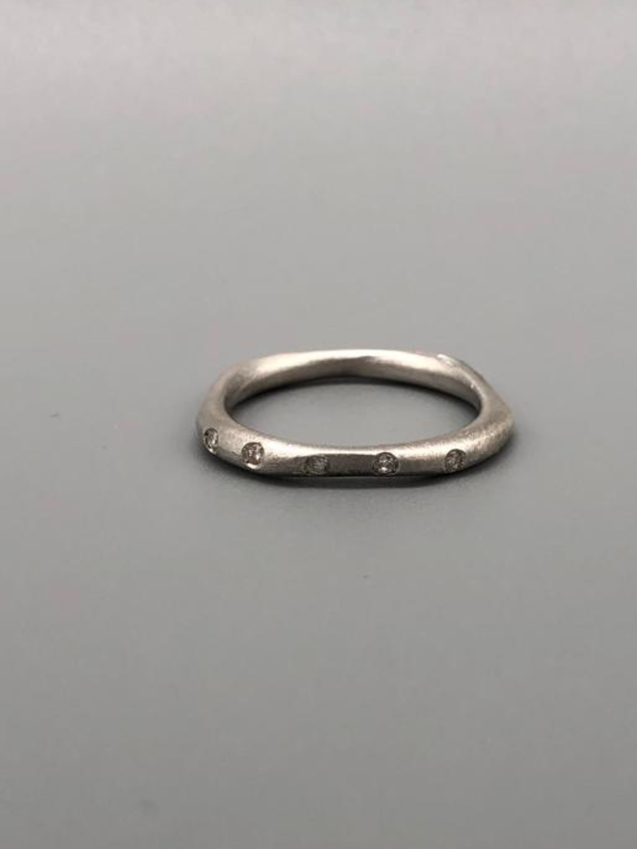 Full Wave ring in matte 925 sterling silver with brilliant-cut diamonds, contemporary jewellery by Crepundia.