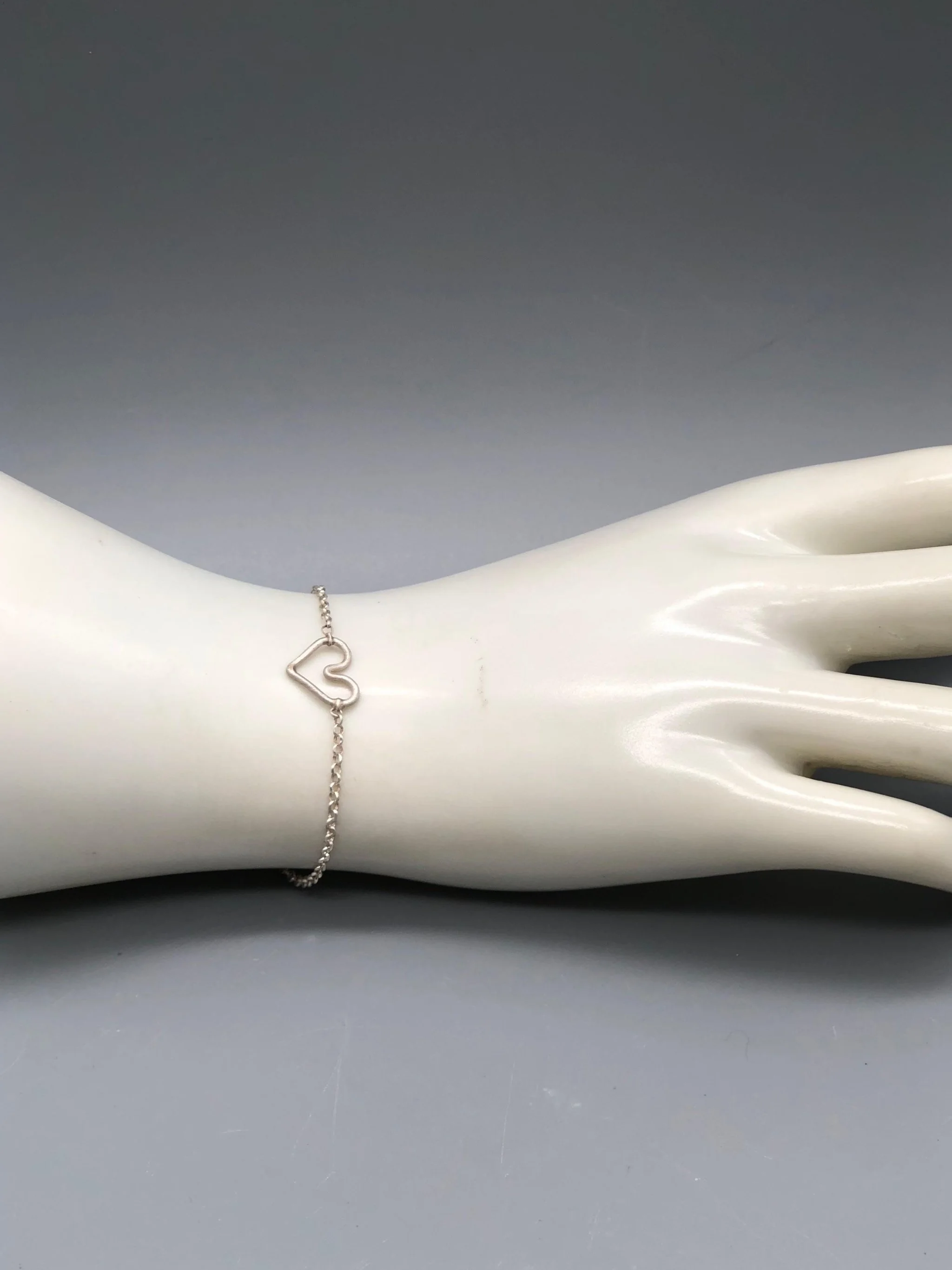 Bracciale Heart in argento 925 opaco della collezione Minimal Shapes di Crepundia Gioielli, con elemento centrale a forma di cuore.