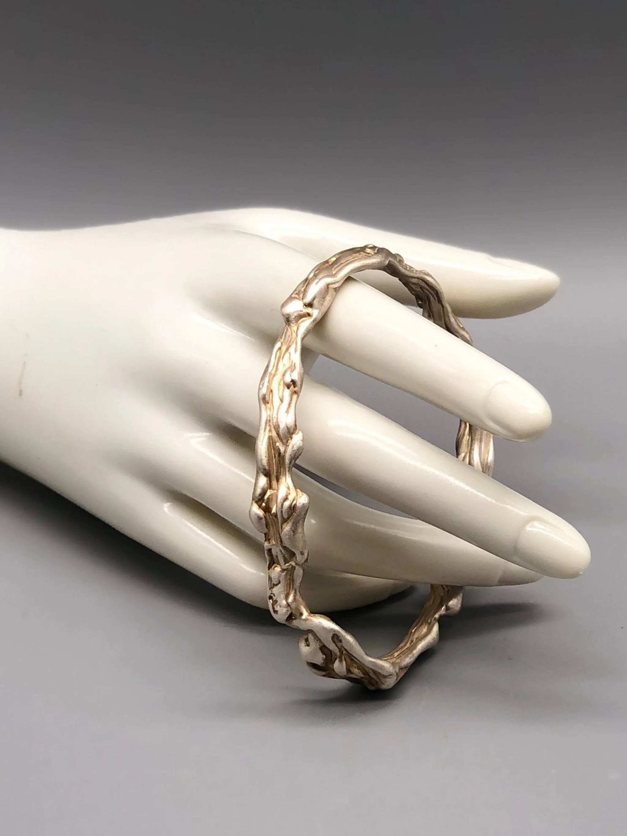 Textured Halo bracelet in sterling silver with organic structure — contemporary jewelry at Crepundia Bologna