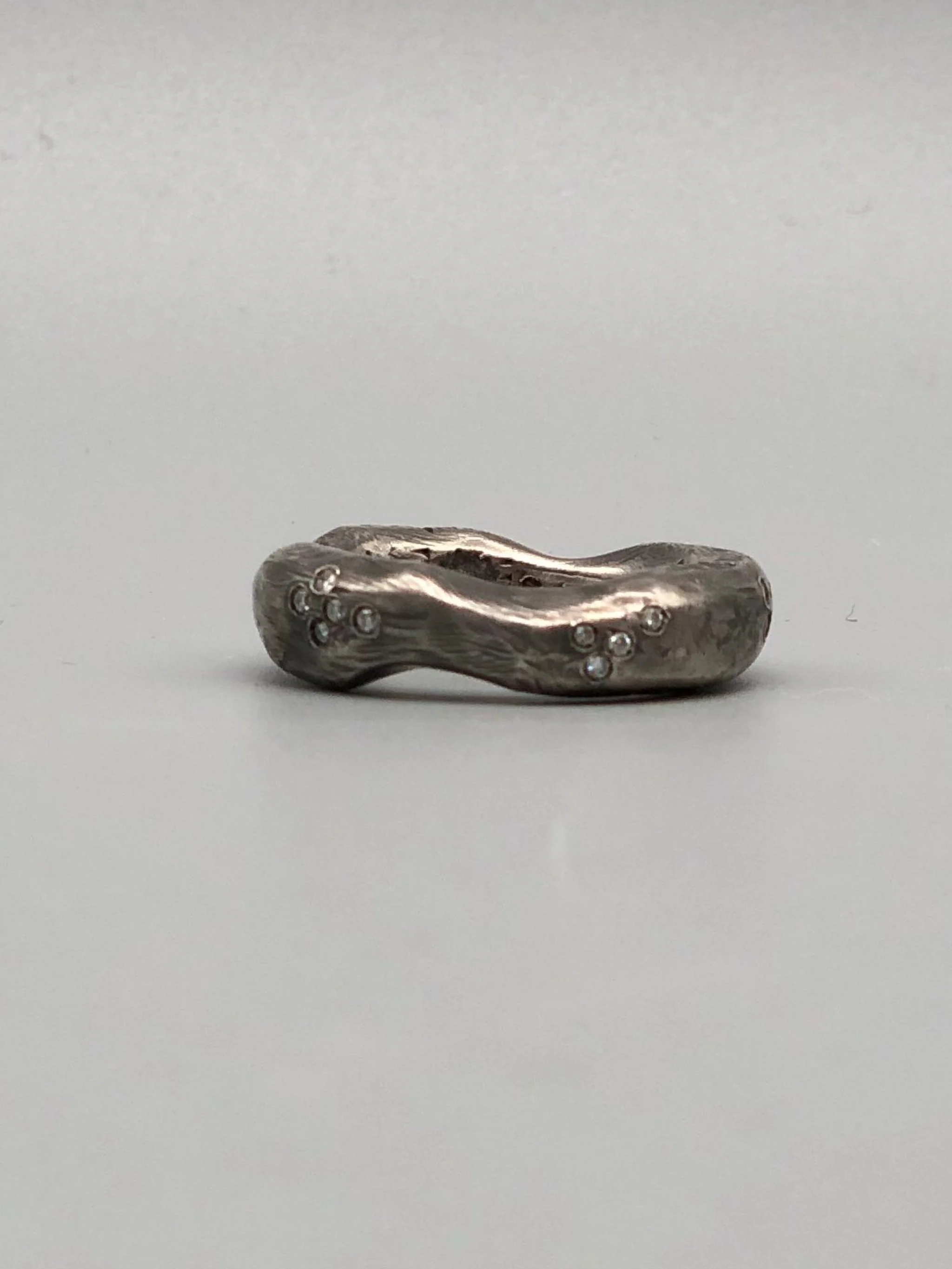 Anello Lingotto in argento brunito con diamanti taglio brillante, Crepundia Gioielli Bologna