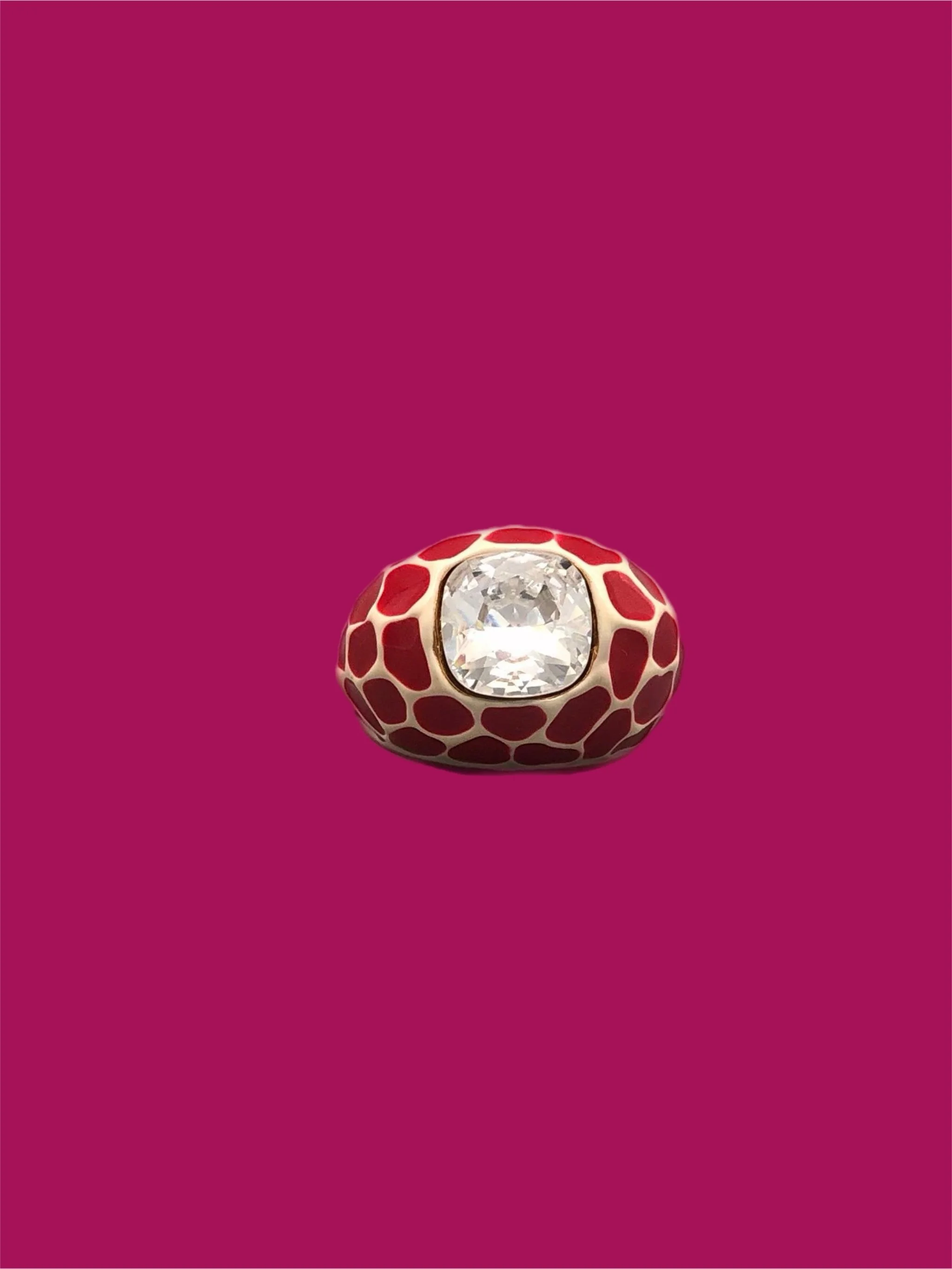 Kenneth Jay Lane ring with red enamel and central crystal, gold-tone, costume jewelry, Crepundia Gioielli Bologna
Anello Kenneth Jay Lane in smalto rosso con cristallo centrale, dorato, costume jewelry, Crepundia Gioielli Bologna