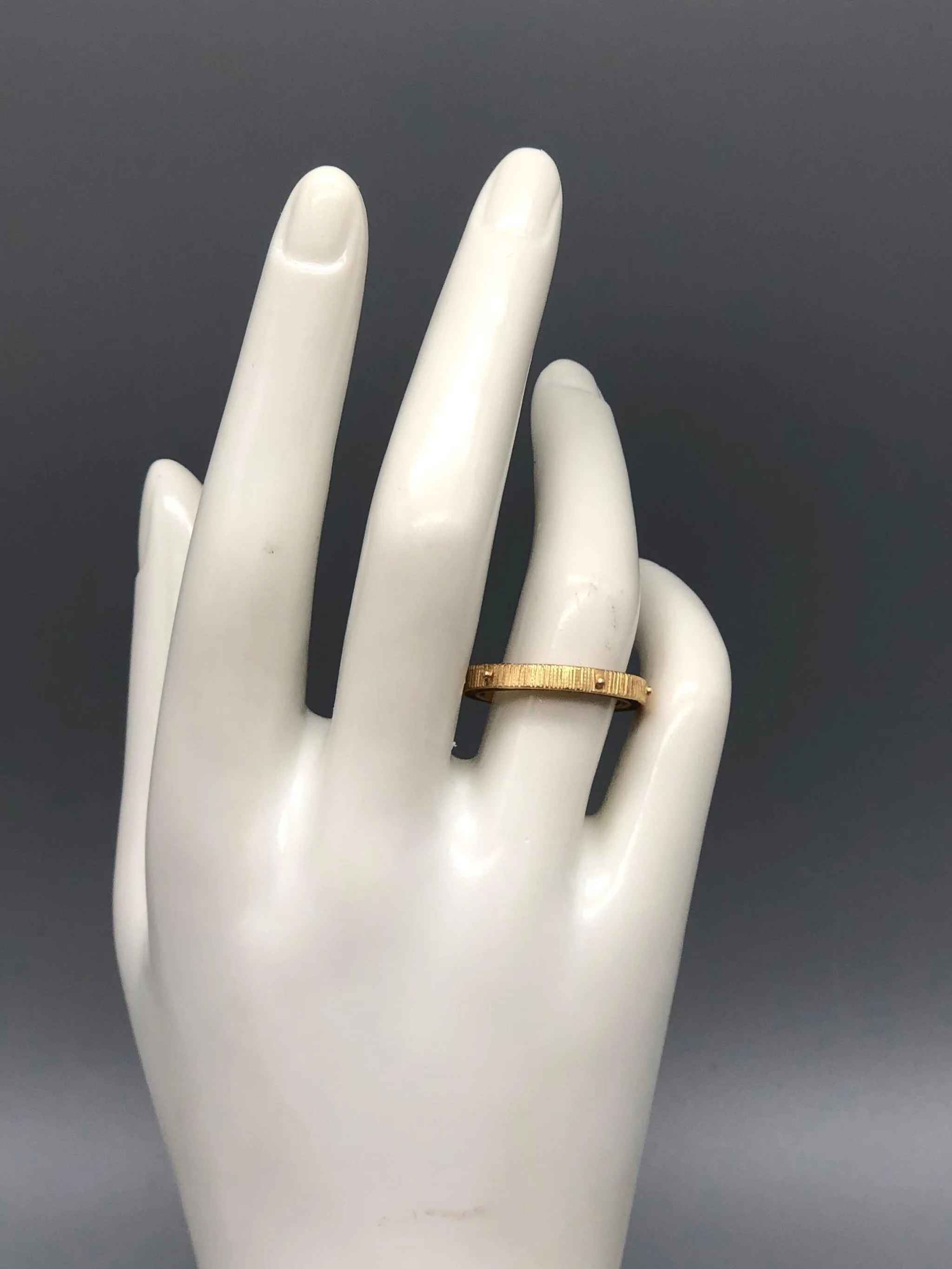 Rosario textured gold ring by Marco Mangàni – Crepundia Gioielli Bologna