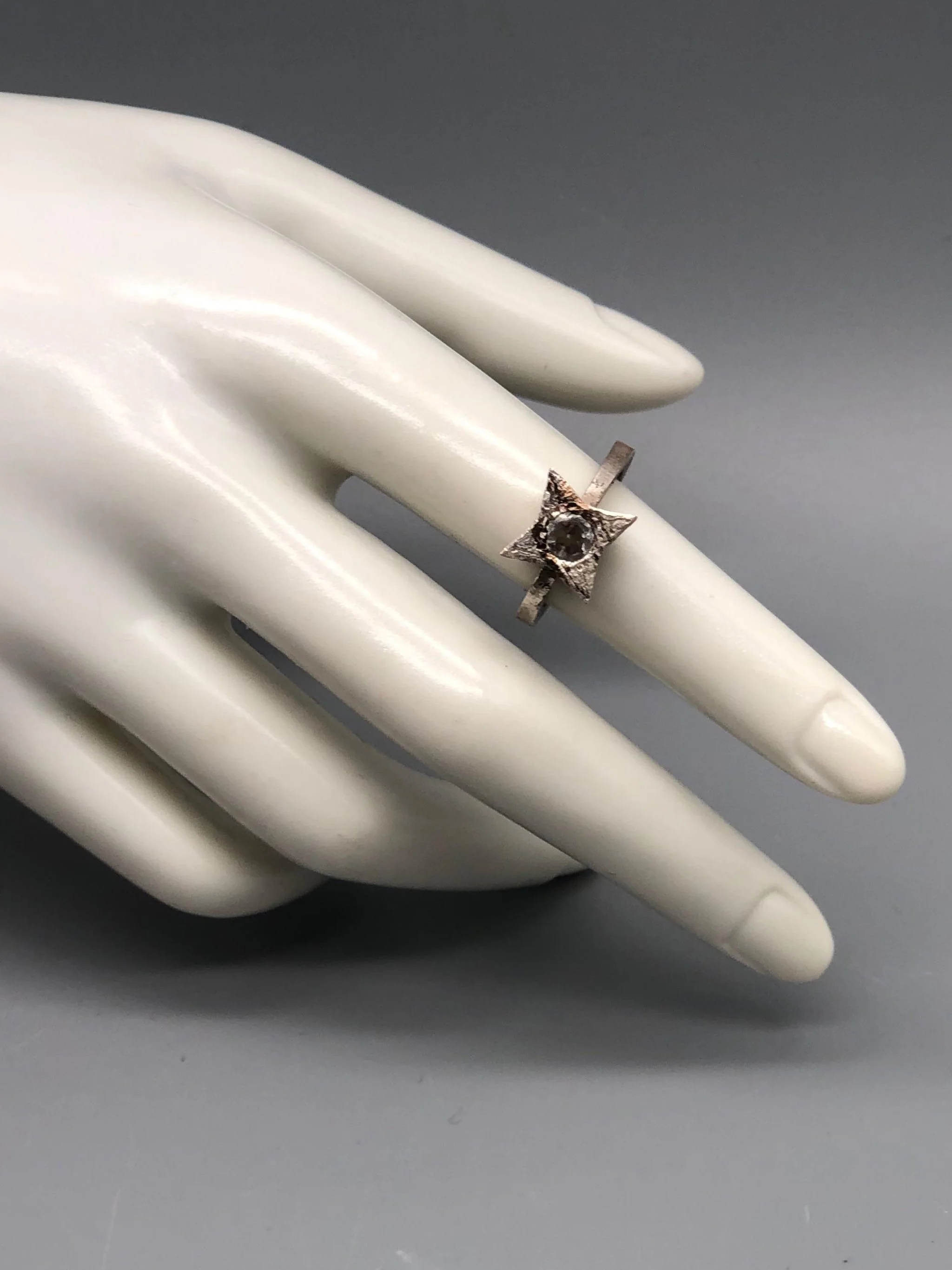 Contemporah Stars rings in sterling silver with faceted stones. Sculptural contemporary rings available at Crepundia Gioielli Bologna.