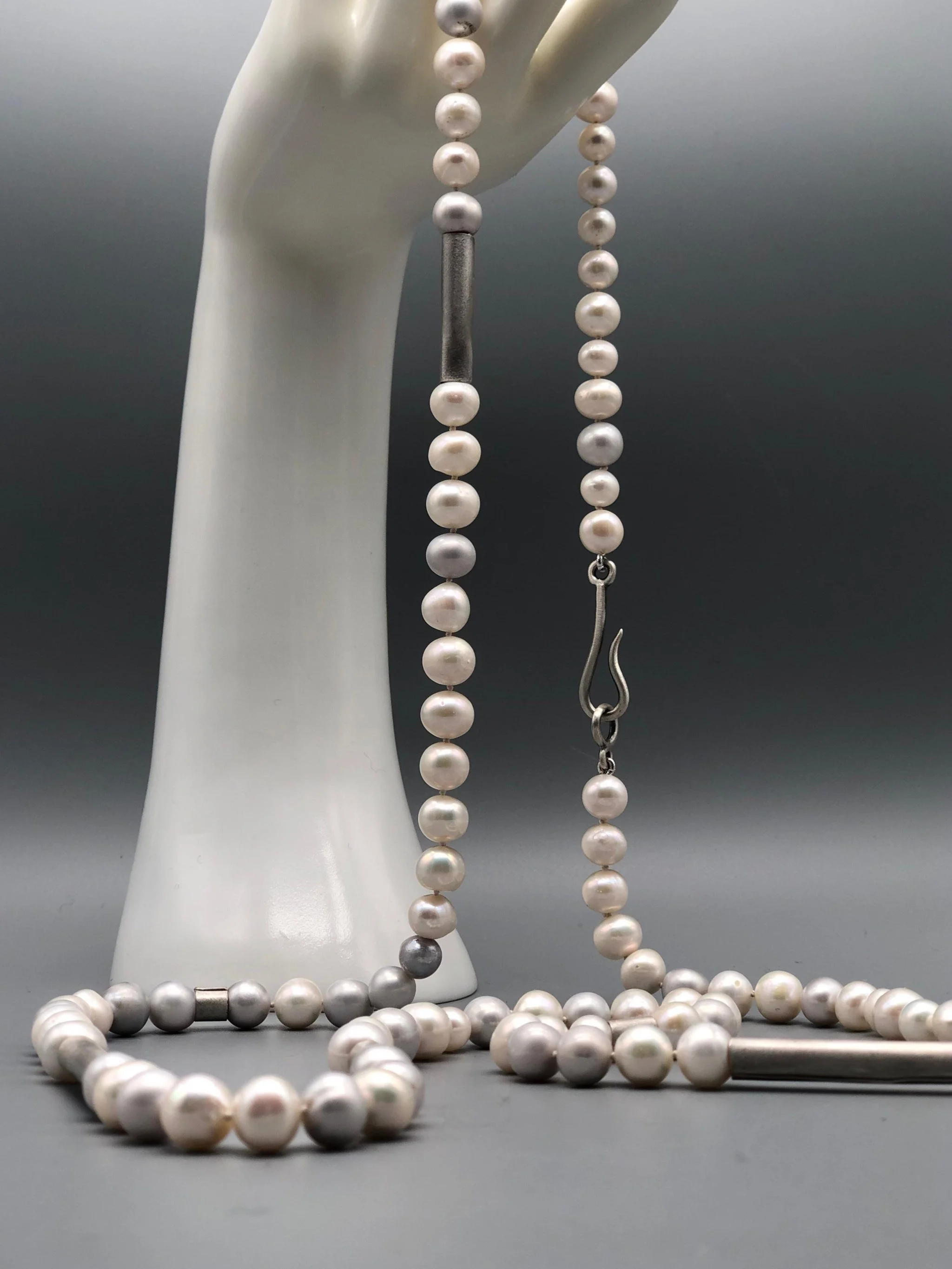 Collana Axis Pearls perle naturali bianche e grigie argento dettaglio struttura modulare — Crepundia Gioielli Bologna contemporary pearls detail