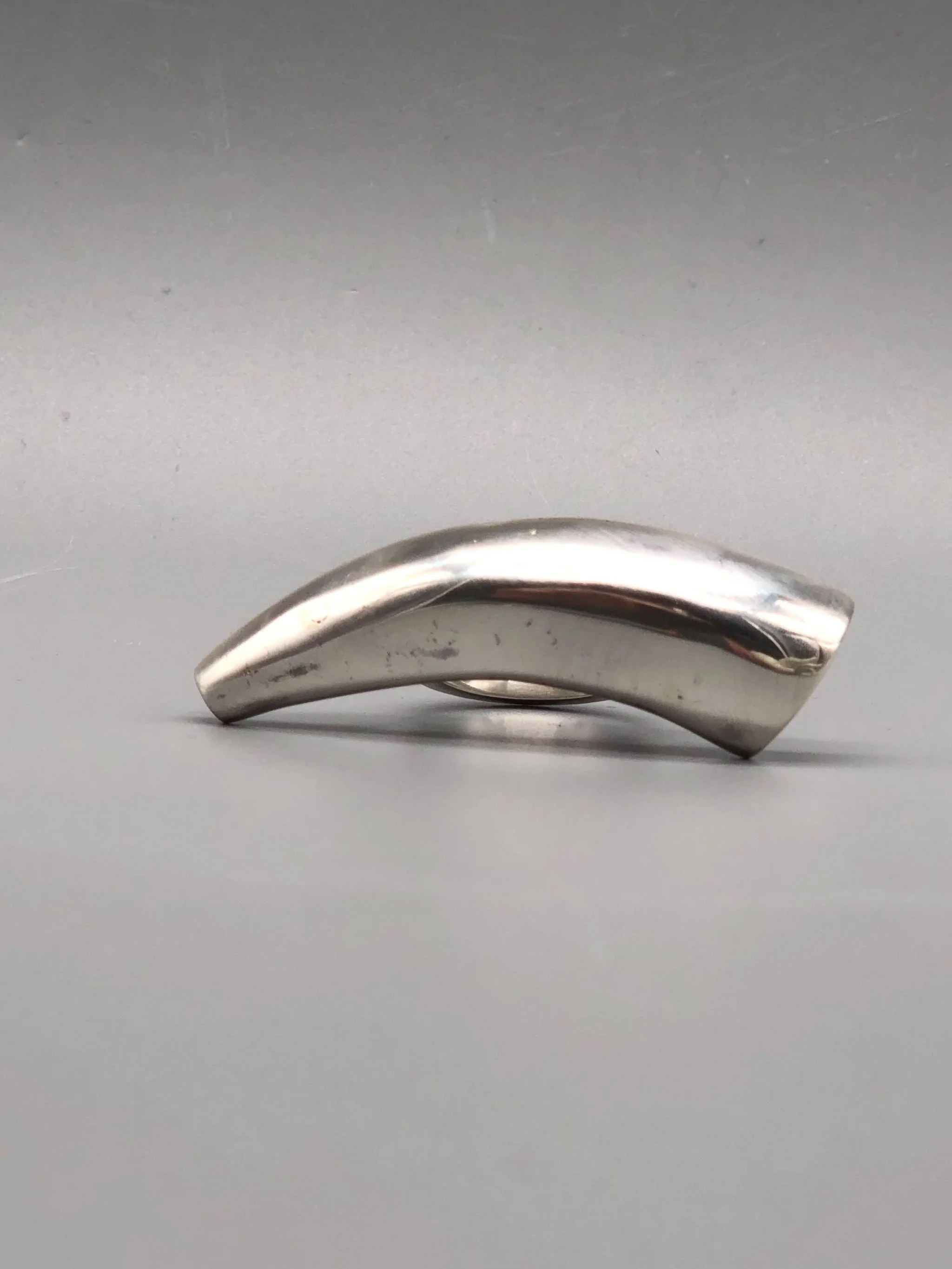 Anello Zanna di Ariadna Segafredo in argento, dalla forma organica e scultorea. Zanna sterling silver ring by Ariadna Segafredo, with an organic, sculptural form.