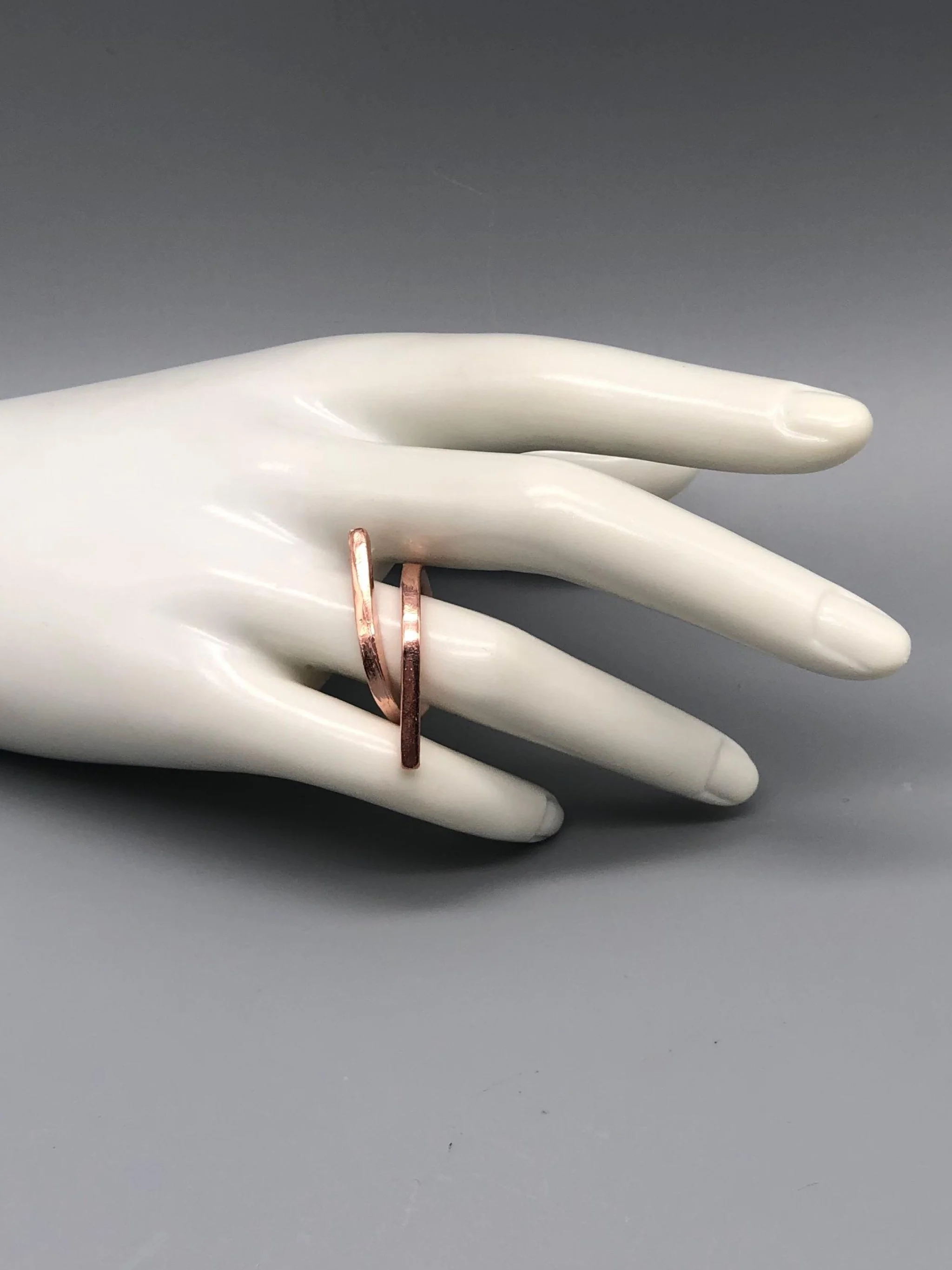 EL Gioielli Nodo ring in rose gilded bronze, yellow gilded bronze and ruthenium-plated bronze. Minimal contemporary open ring photographed at Crepundia Gioielli Bologna.