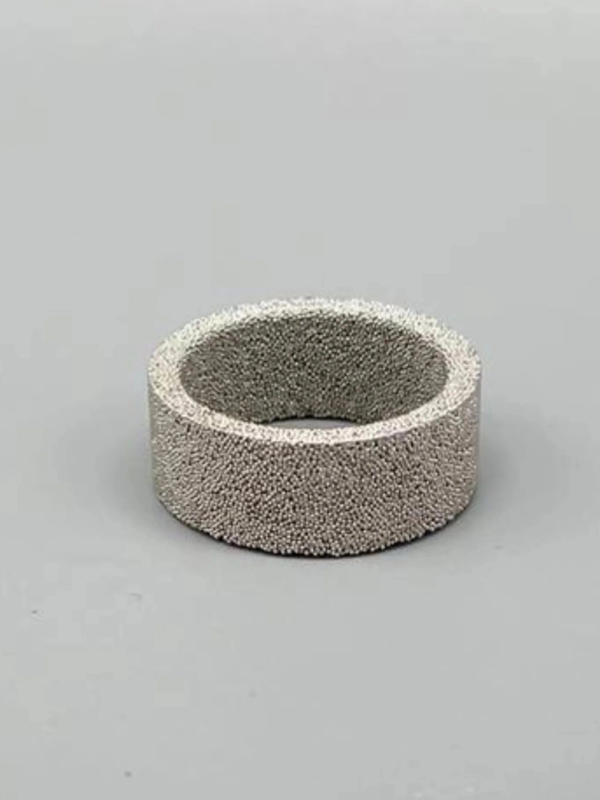 Anelli Materia di Francesca Valpiani in bronzo sinterizzato, finiture oro giallo, rosa, argento e rutenio. Francesca Valpiani Materia rings in sintered bronze, with yellow gold, rose gold, silver and