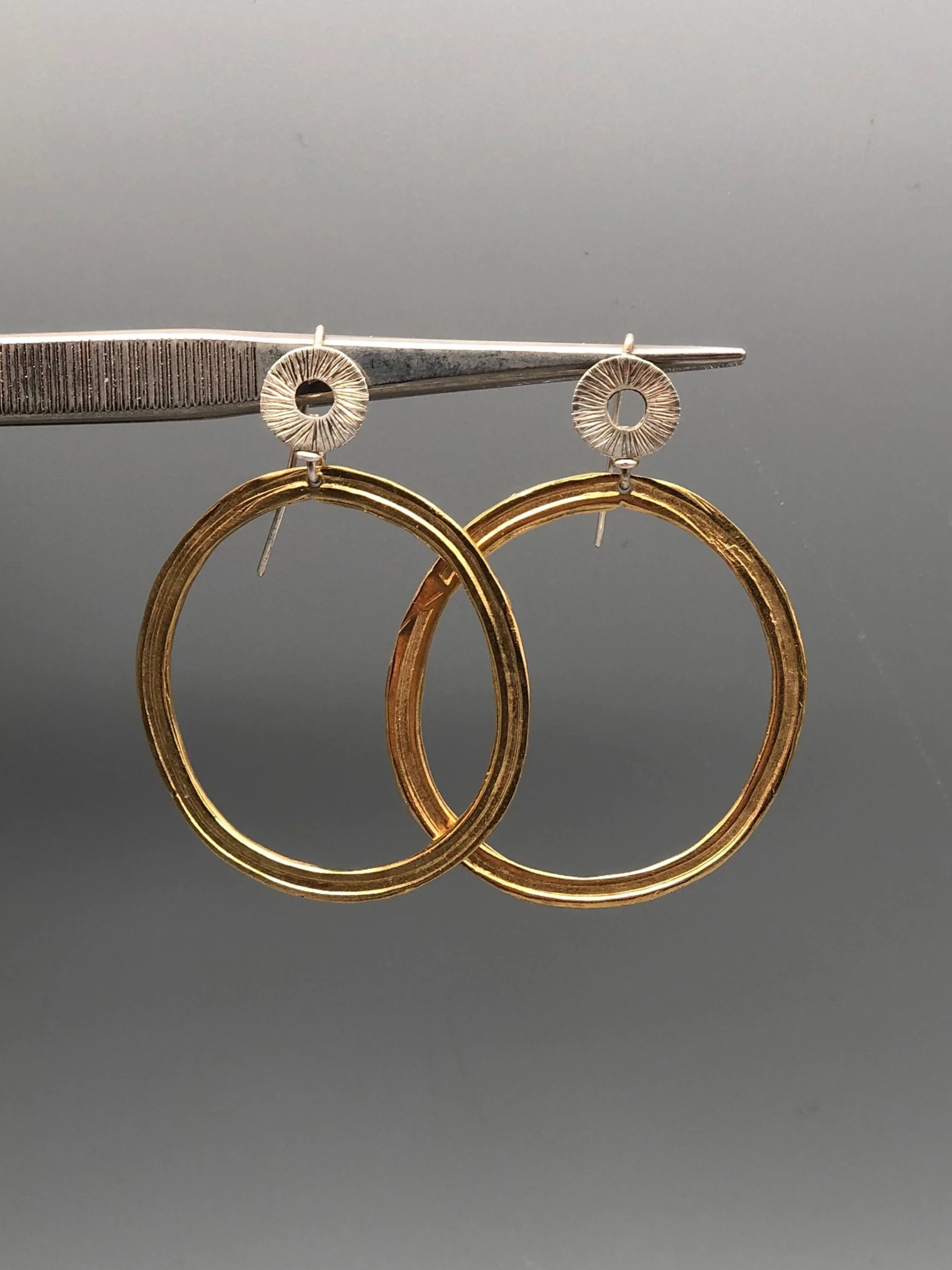 Orecchini Cerchio argento e bronzo placcato oro 18 carati Crepundia Gioielli — Crepundia Bologna contemporary circular structure earrings