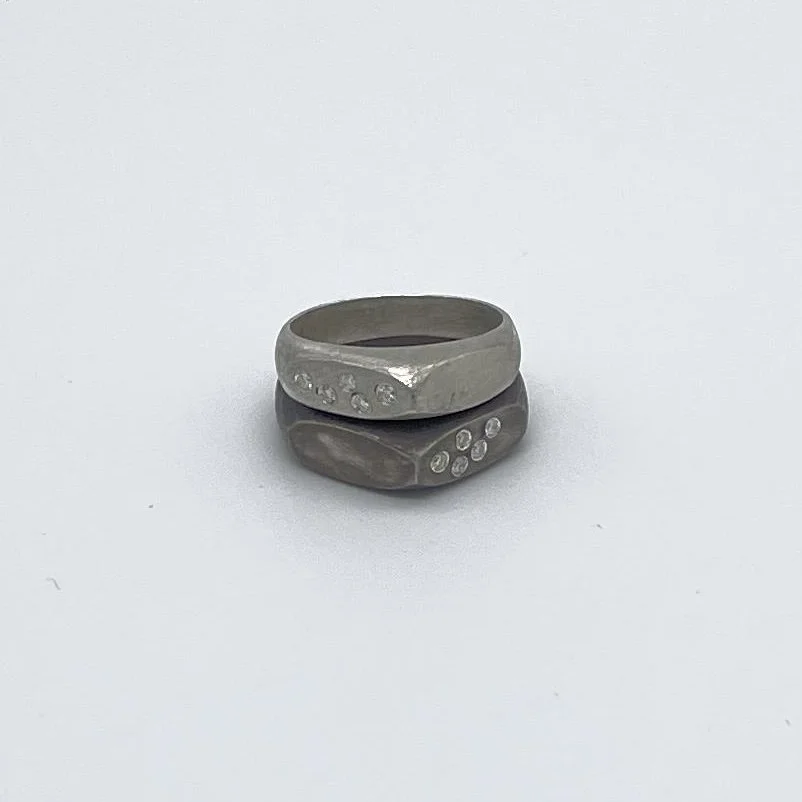 Anello Strike Dark in argento brunito scuro con diamanti, design deciso e moderno.
