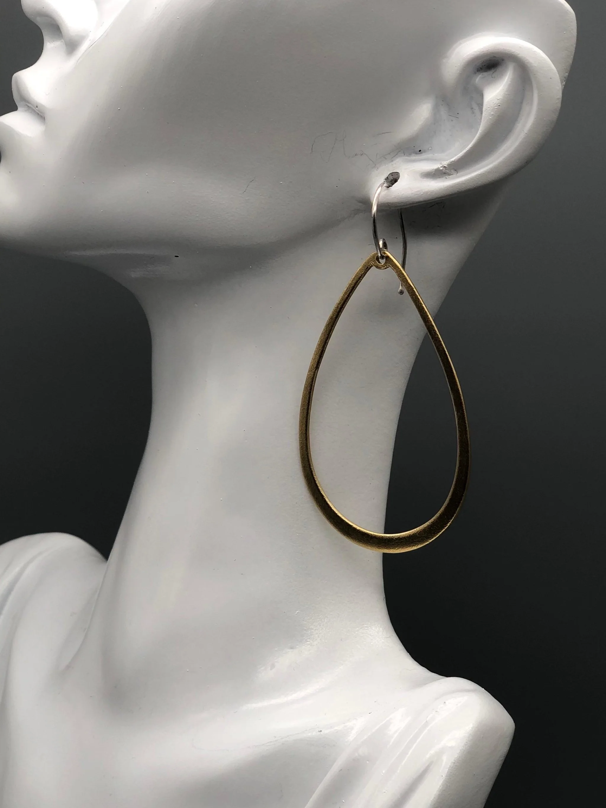 Orecchini Drop di Padma per Crepundia Gioielli Bologna in ottone con monachelle in argento 925 dalla forma a goccia minimale.