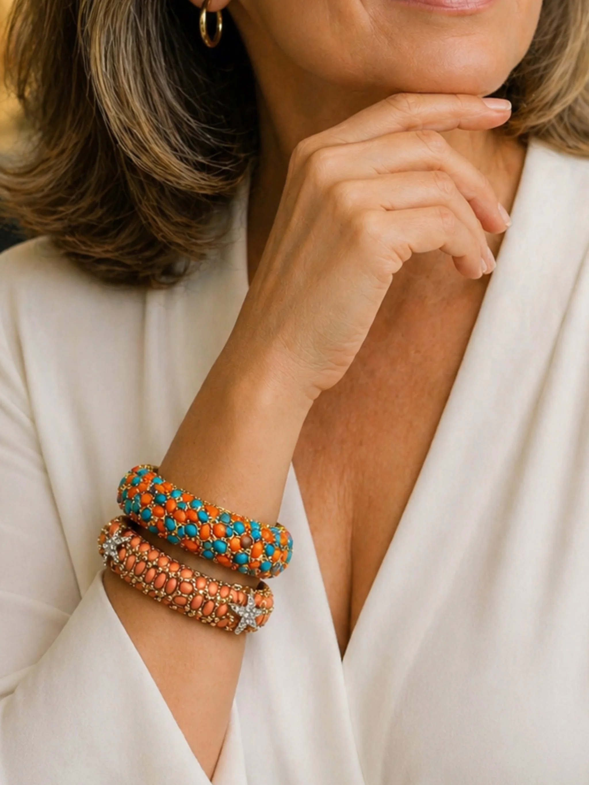 Kenneth Jay Lane coral-toned crystal bracelet worn on wrist, costume jewelry, Crepundia Gioielli Bologna
Bracciale Kenneth Jay Lane in cristalli tonalità corallo indossato al polso, costume jewelry, Crepundia Gioielli Bologna