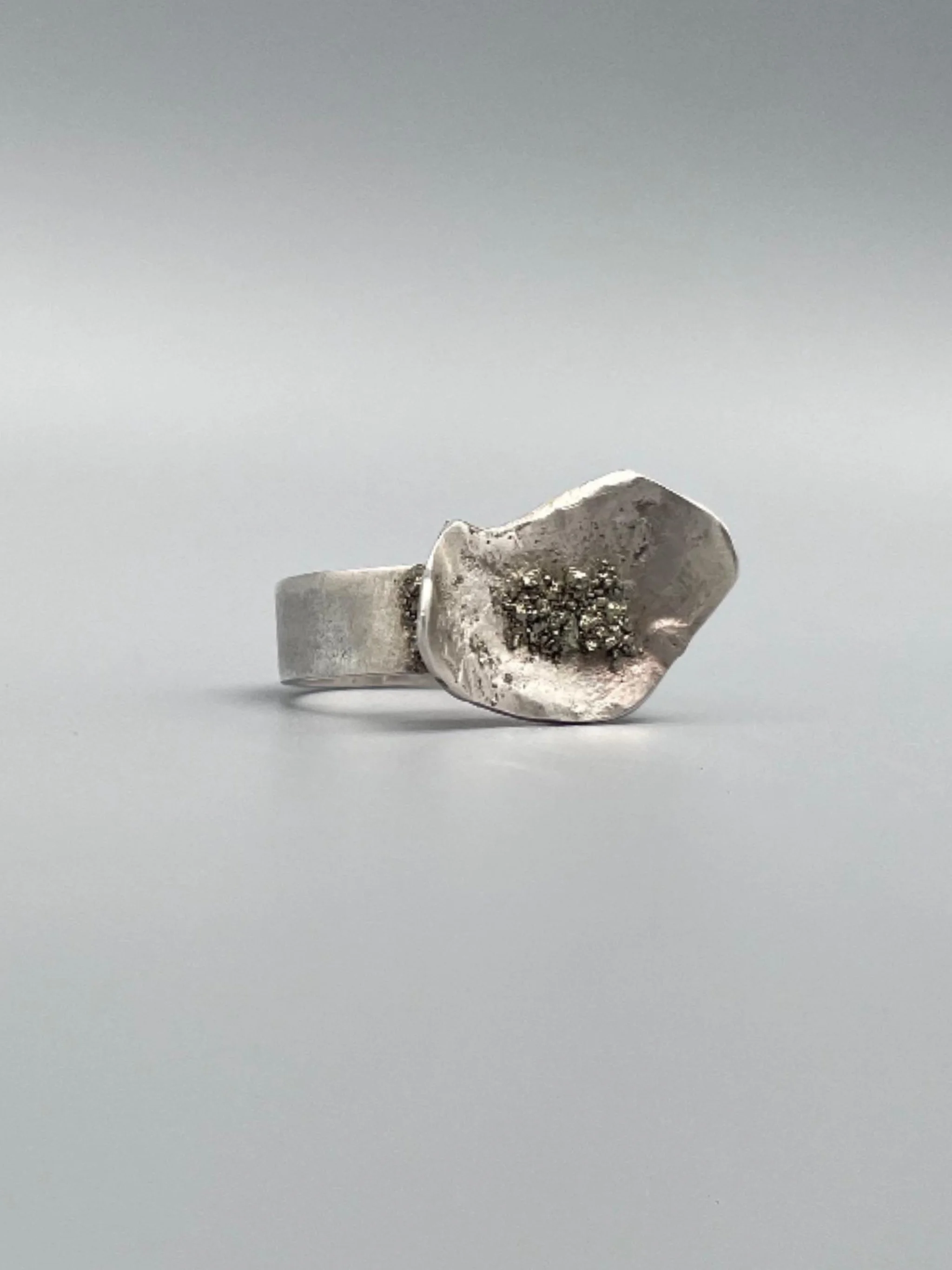 Liz Huberman Pirita ring in sterling silver with natural pyrite, contemporary sculptural ring — Crepundia Gioielli Bologna