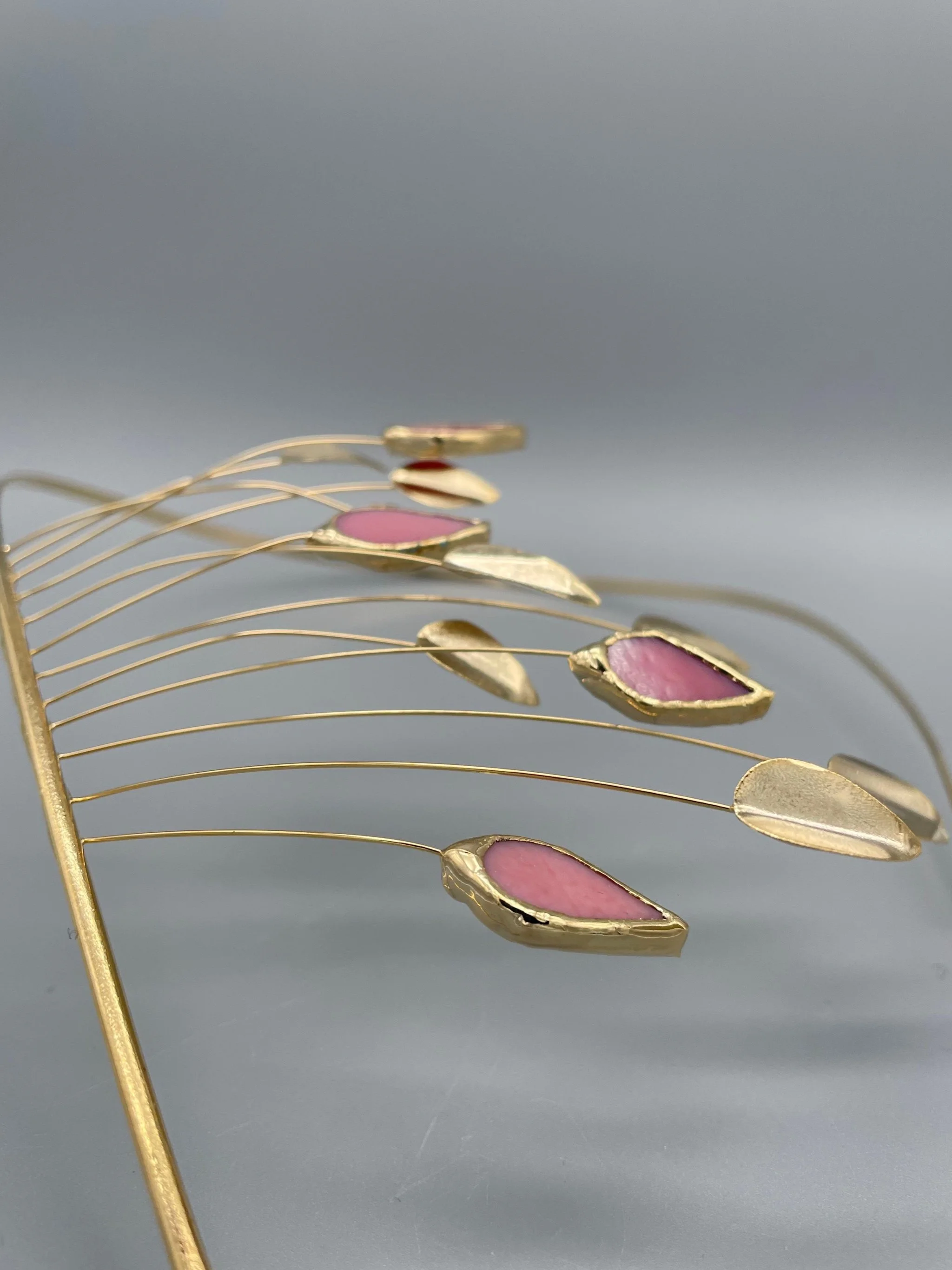 Collana Anni Luce in ottone con bagno in oro giallo 18 carati e vetro di Murano rosa — Crepundia Gioielli Bologna