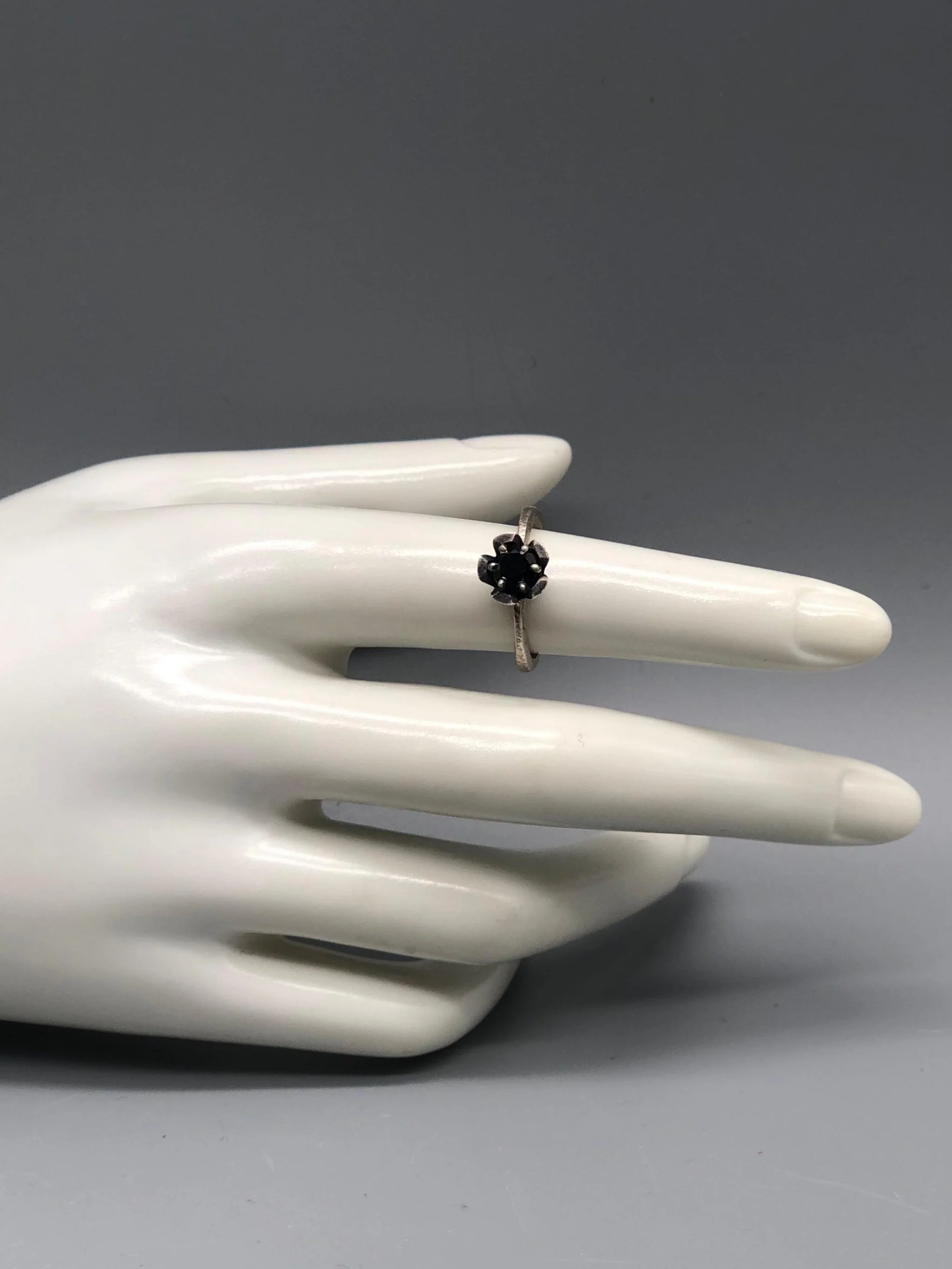 Contemporah Margarita rings in sterling silver with green quartz, ruby paste, onyx, moonstone and chalcedony — Crepundia Gioielli Bologna