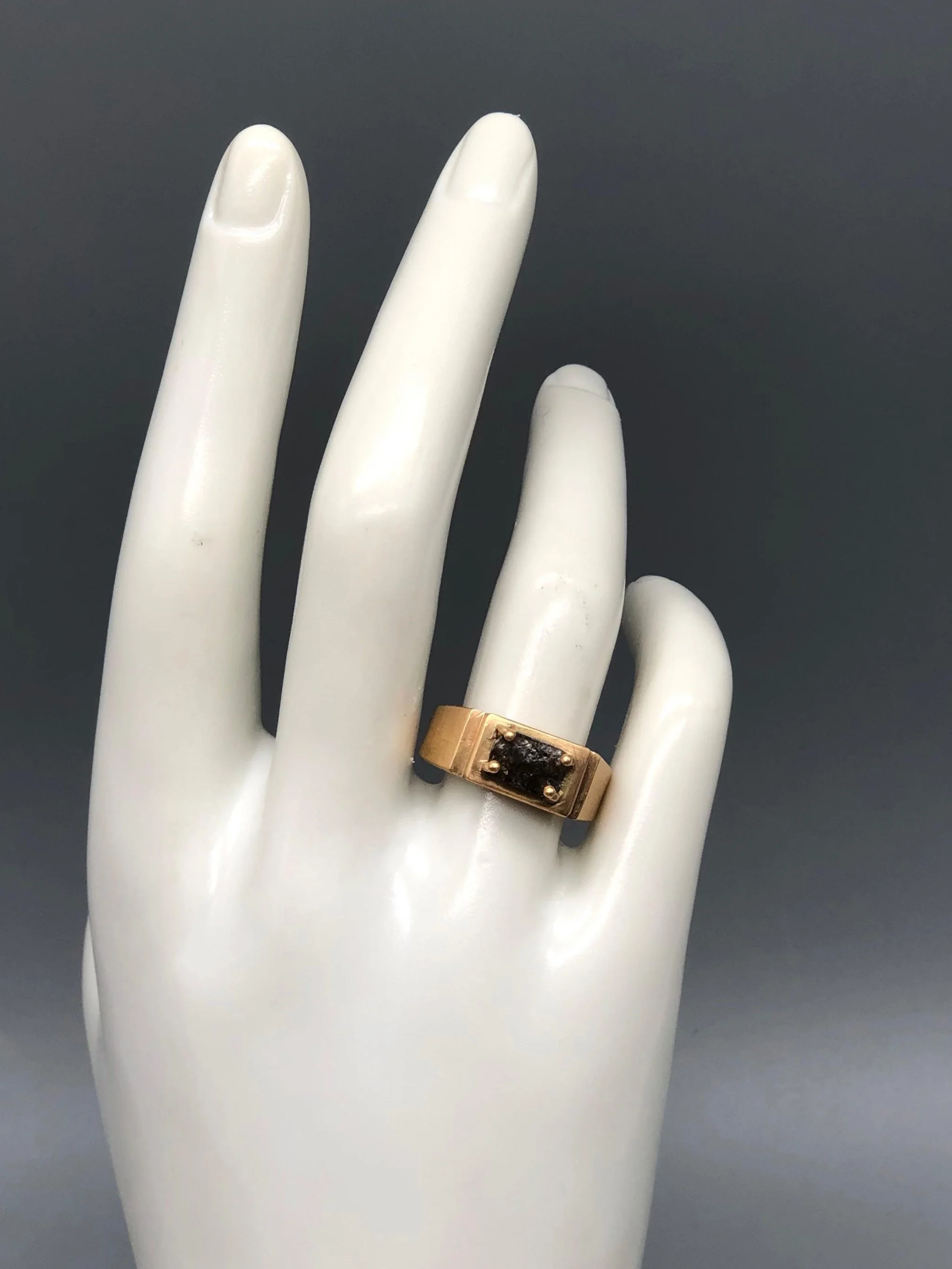 Mon Amour grey diamond ring in 18k gold by Marco Mangàni – Crepundia Gioielli Bologna / Anello Mon Amour con diamante grigio in oro 18 carati di Marco Mangàni – Crepundia Gioielli Bologna