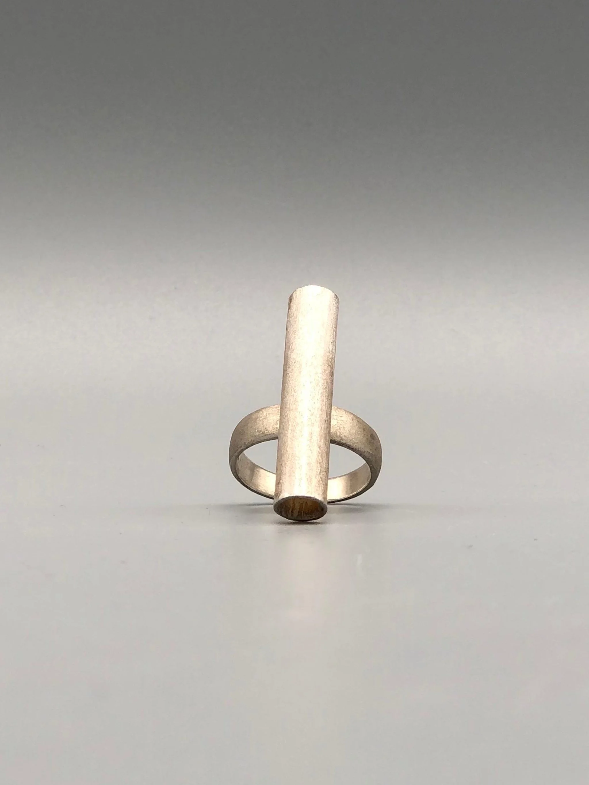 HoAsen Jewelry The Snow Tube Ring in satin-finished sterling silver — Crepundia Gioielli Bologna