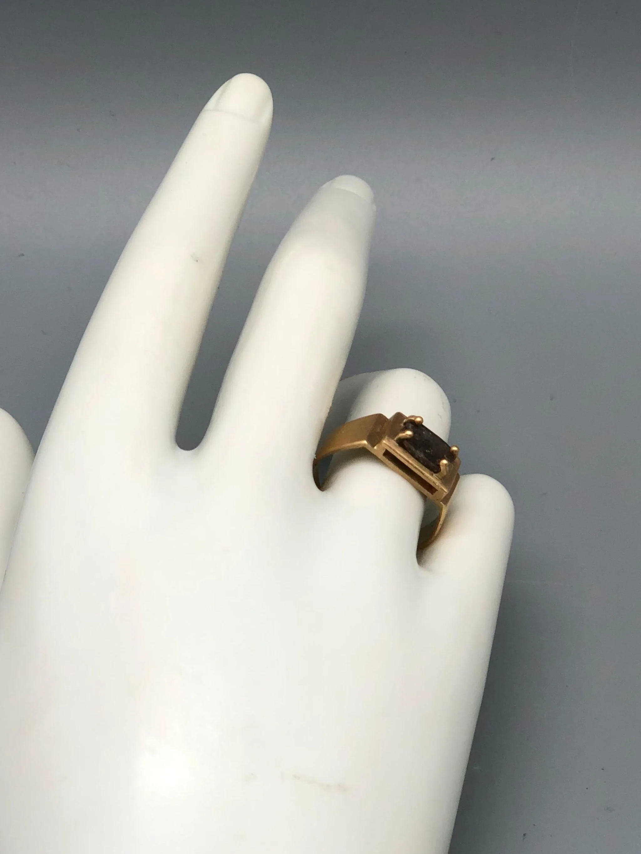 Mon Amour grey diamond ring in 18k gold by Marco Mangàni – Crepundia Gioielli Bologna / Anello Mon Amour con diamante grigio in oro 18 carati di Marco Mangàni – Crepundia Gioielli Bologna