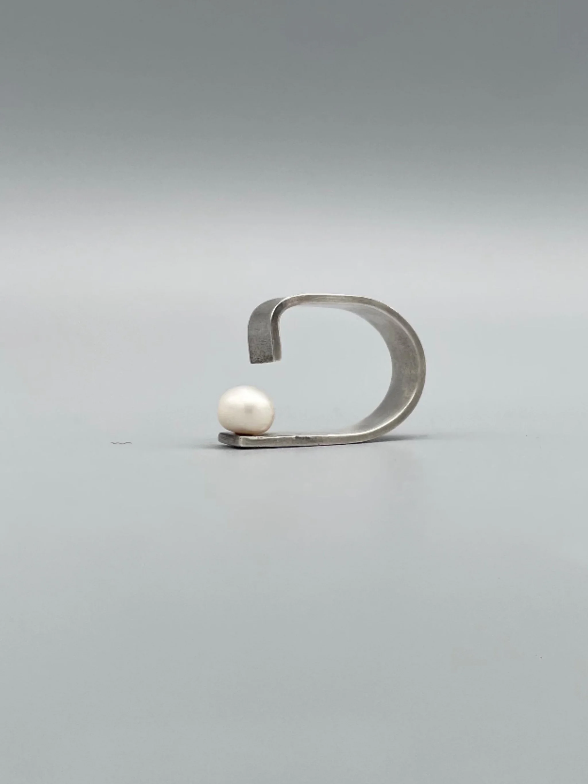 Anello Clave argento 925 e perla Crepundia Gioielli — Crepundia Bologna contemporary open ring with pearl