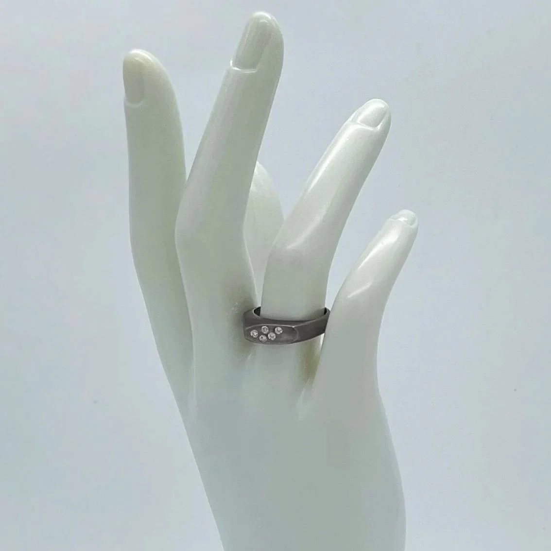 Anello Strike Dark in argento brunito scuro con diamanti, design deciso e moderno.