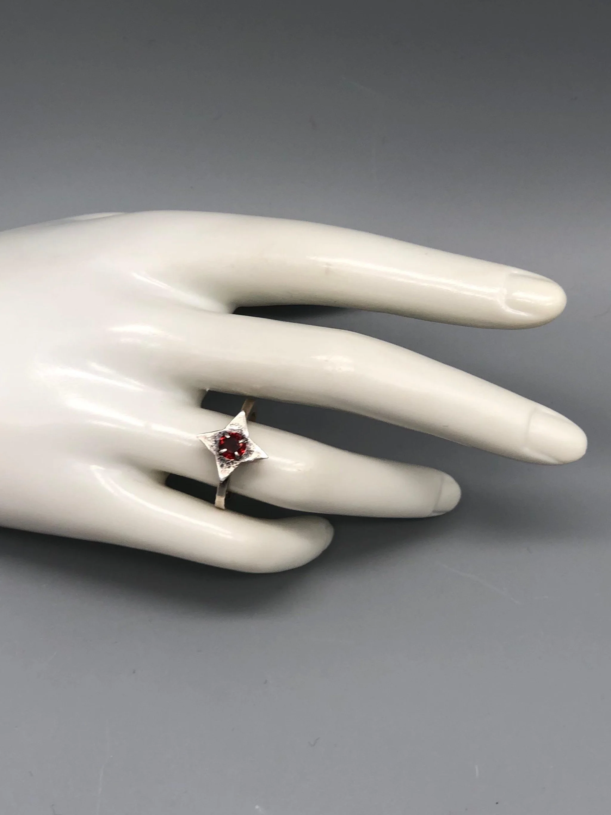 Contemporah Stars rings in sterling silver with faceted stones. Sculptural contemporary rings available at Crepundia Gioielli Bologna.