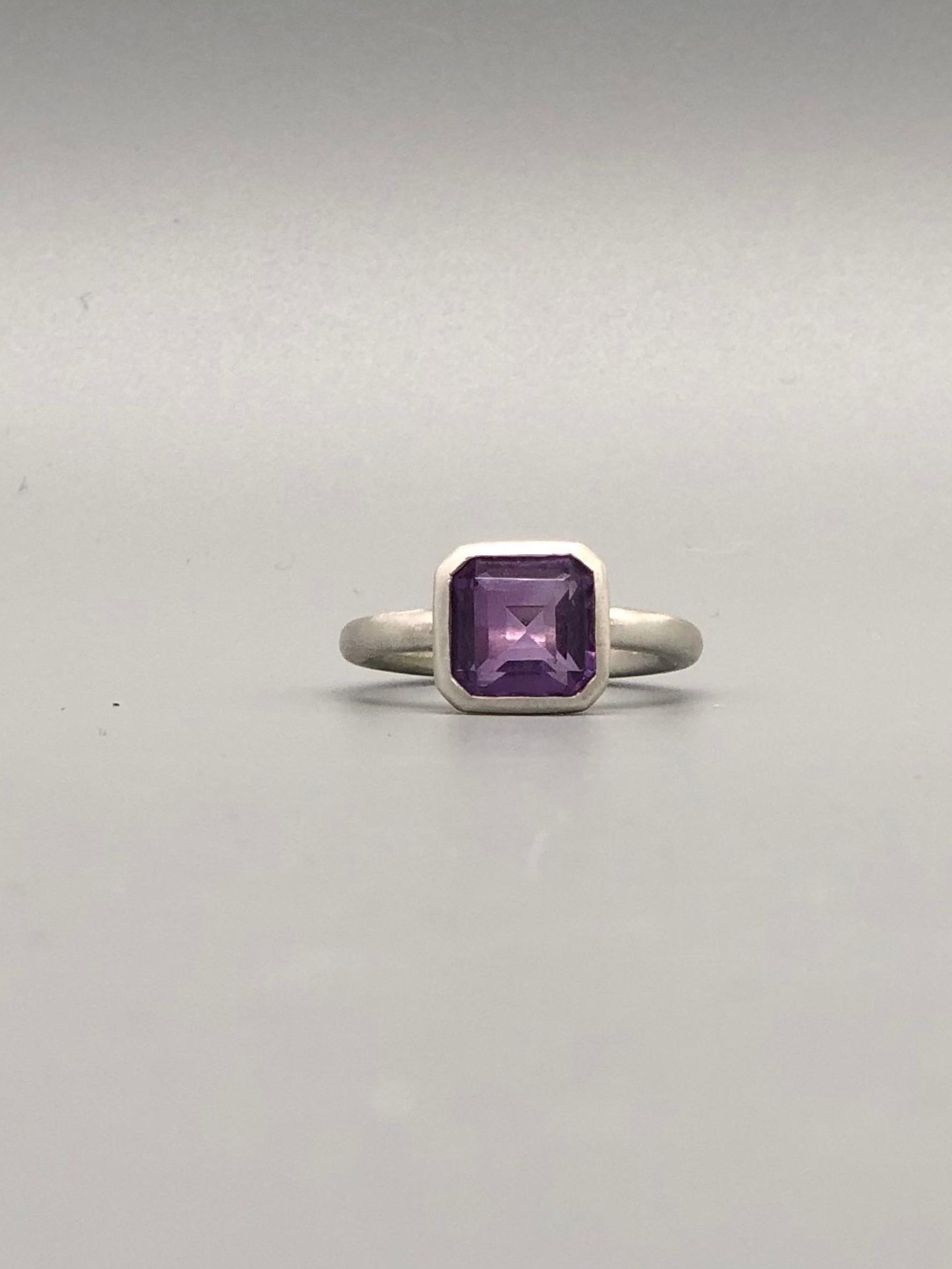 Purple in White ring in matte sterling silver with amethyst quartz, contemporary ring Crepundia Gioielli Bologna