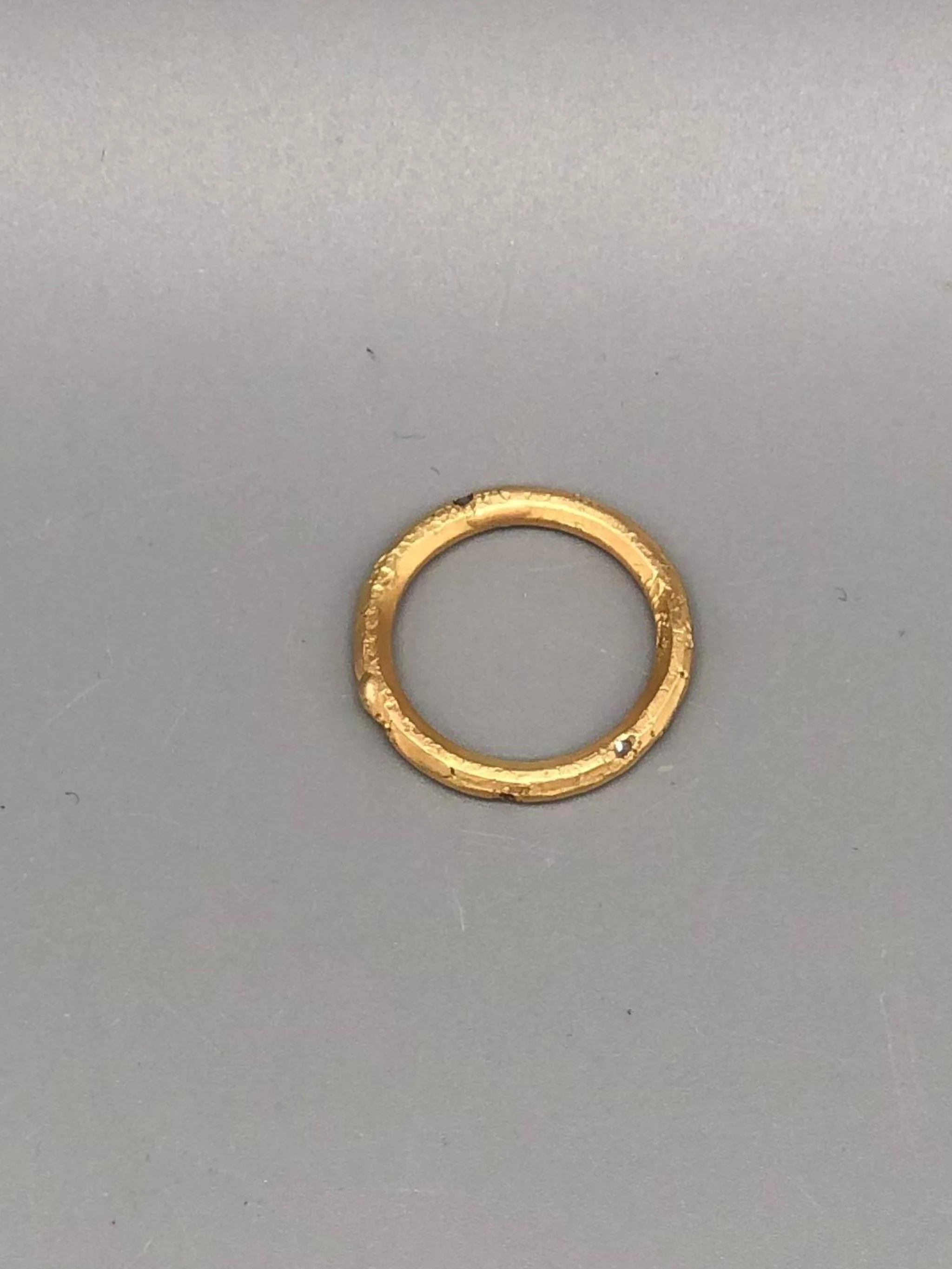 Anello Fede 5 con brillanti grigi in oro 18 carati battuto di Marco Mangàni – Crepundia Gioielli Bologna