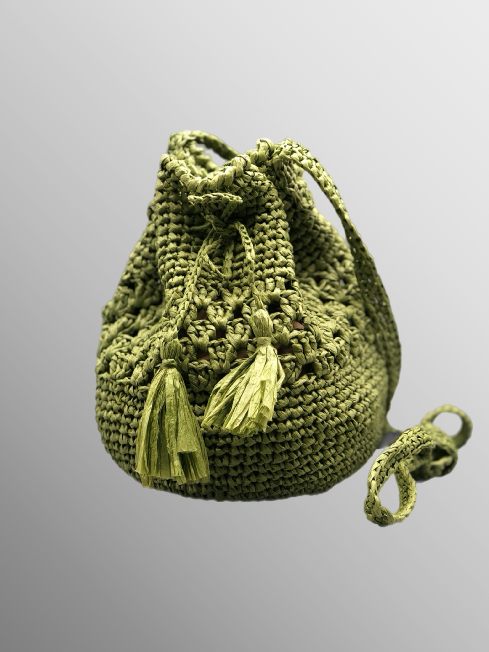 Borsa secchiello in rafia verde intrecciata con nappine, Objects in Studio, Crepundia Gioielli Bologna / Green woven raffia bucket bag with tassels, Objects in Studio, Crepundia Gioielli Bologna