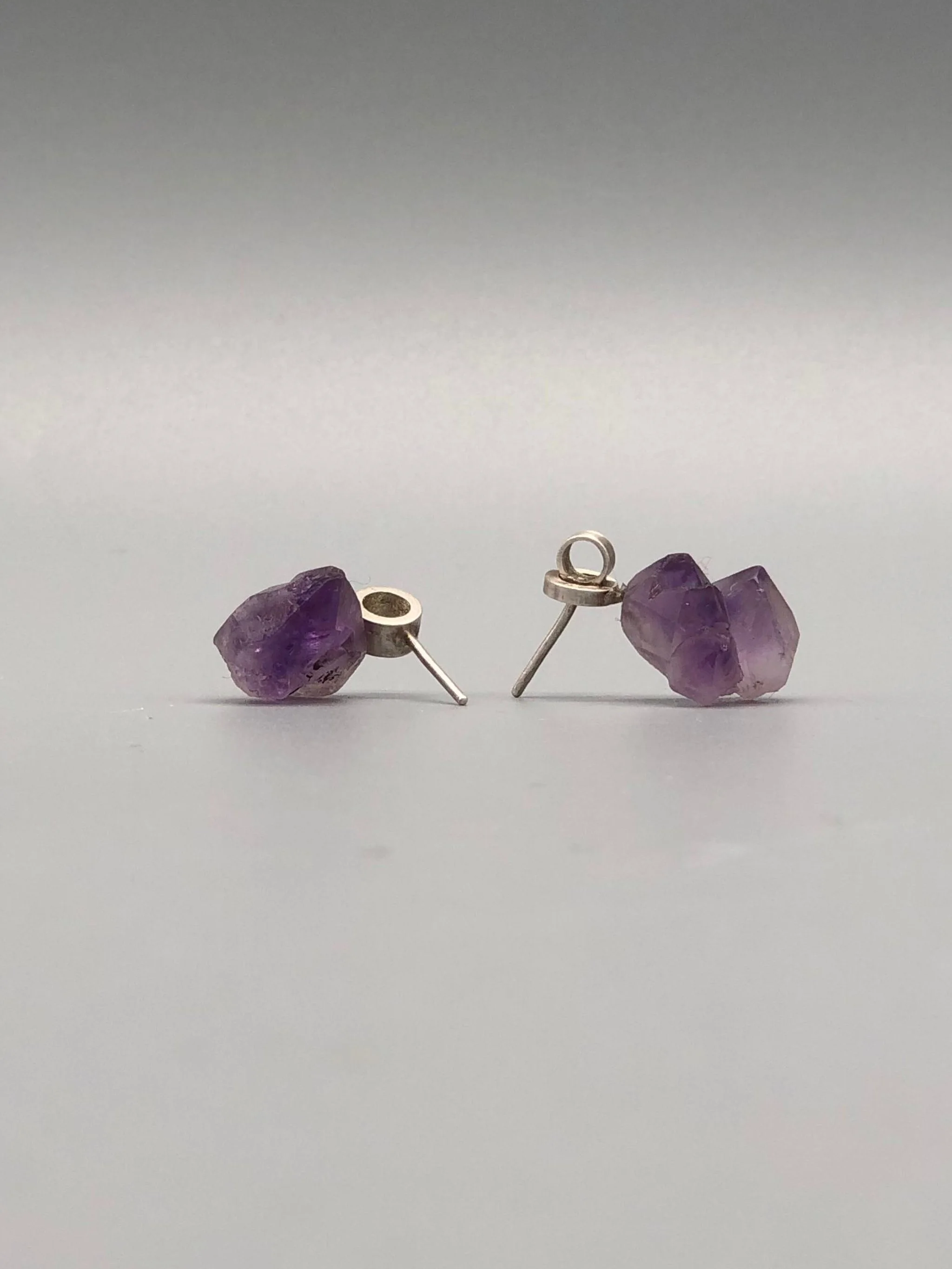 Orecchini in argento e ametista Cacu Lab per Crepundia Gioielli Bologna — raw amethyst earrings contemporary design
