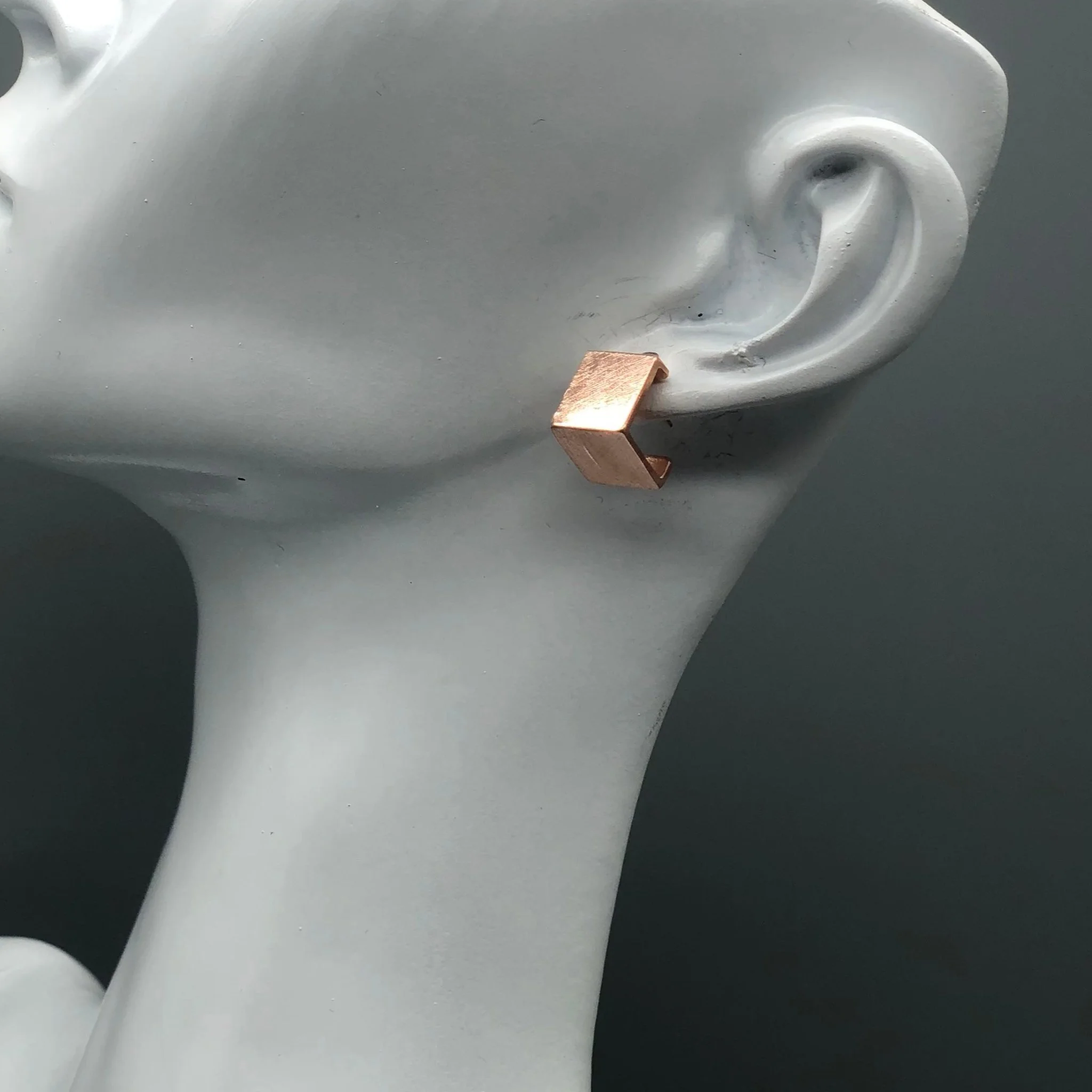 Orecchini, forma geometrica e volume compatto.
EL Gioielli — Crepundia Gioielli Bologna.

Earrings, geometric form and compact volume.
EL Gioielli — Crepundia Gioielli Bologna.