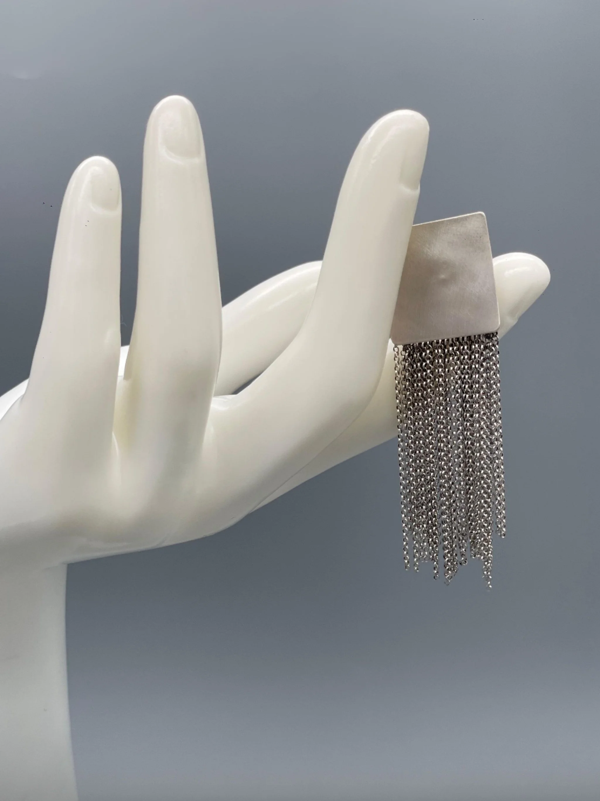 Cascade earrings in sterling silver with square top and hanging chains, matte finish — Crepundia Gioielli — Crepundia Bologna