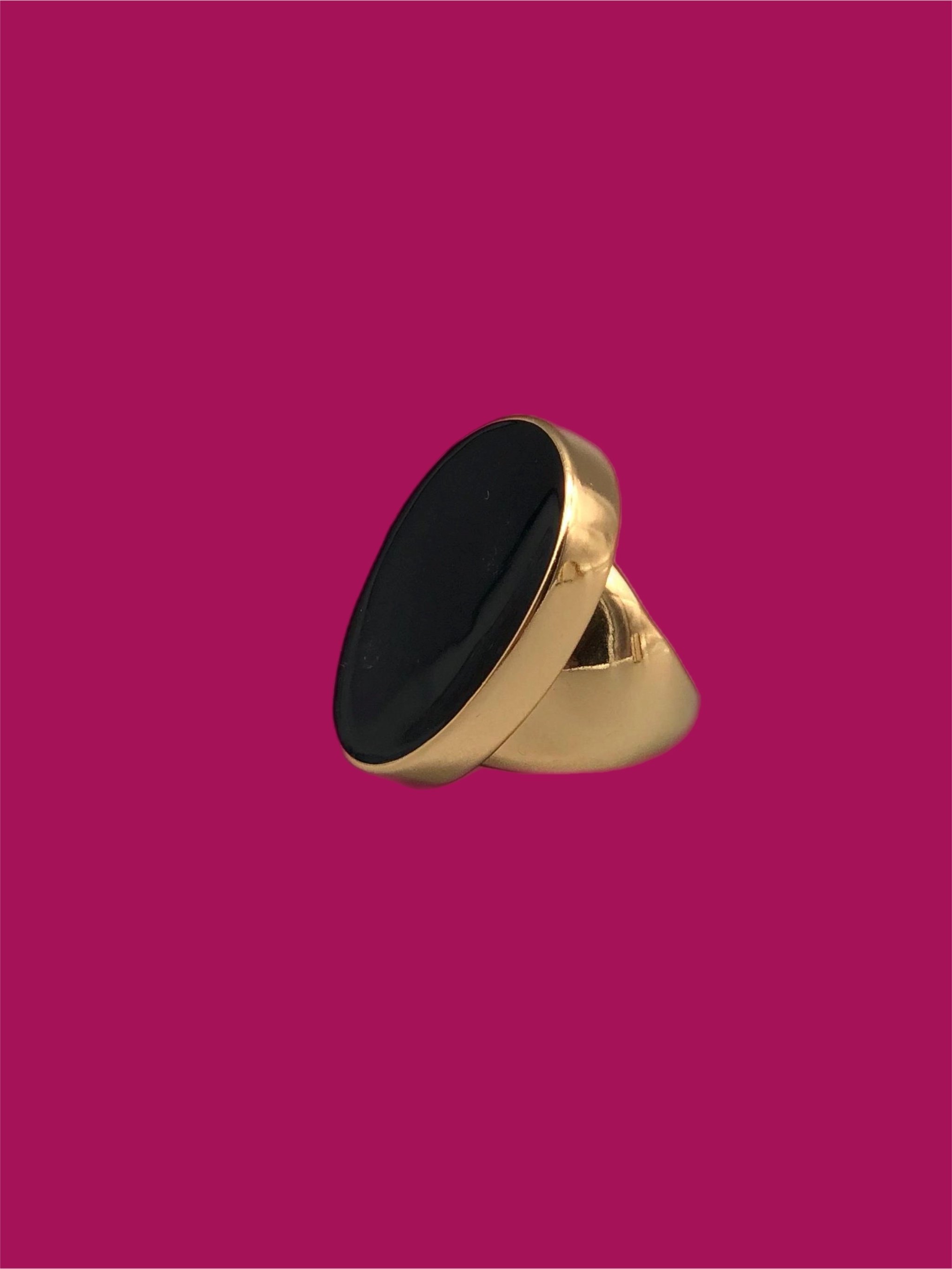 Kenneth Jay Lane gold-tone ring with black enamel oval top, bold statement ring — Crepundia Gioielli Bologna