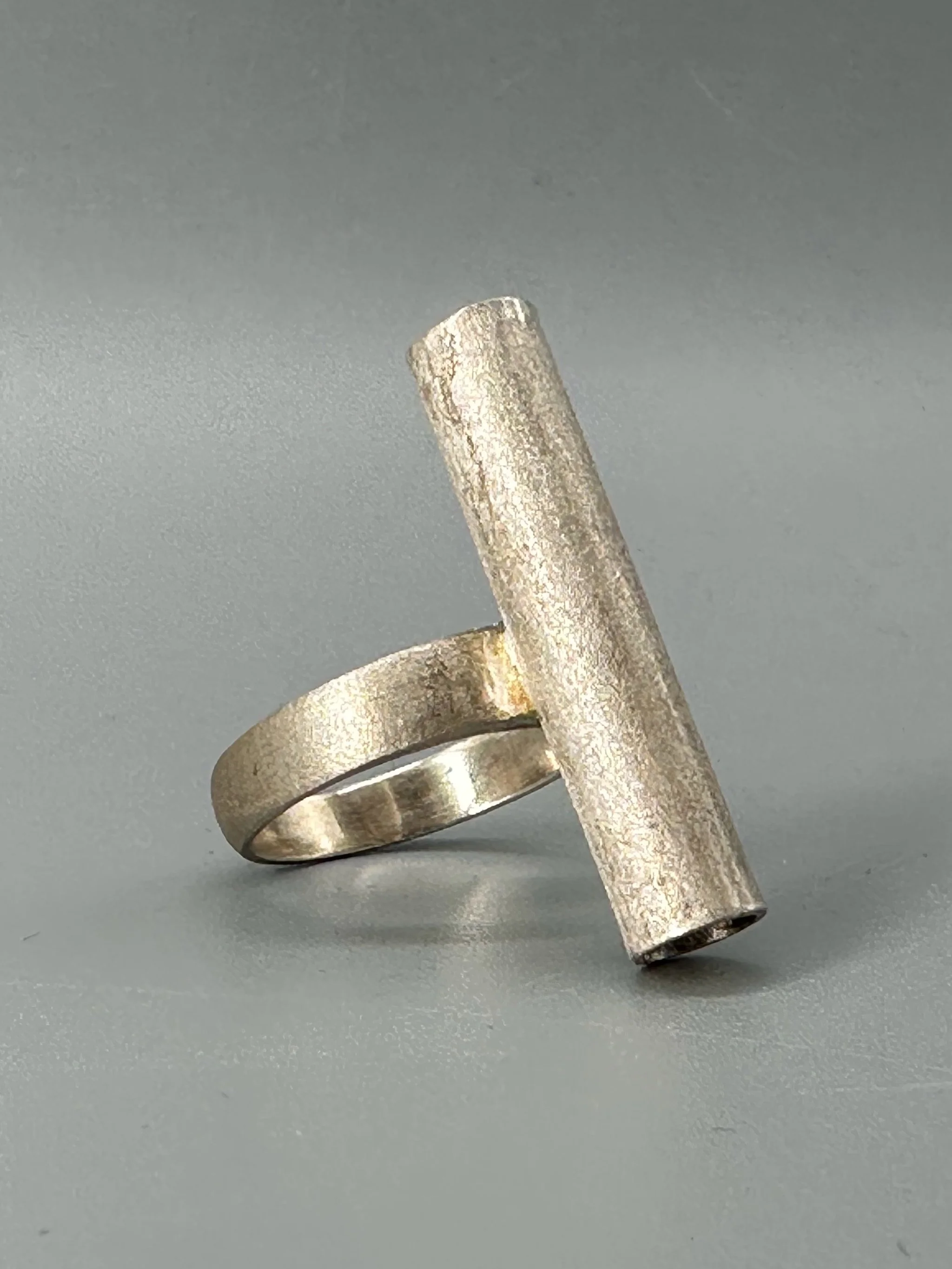 HoAsen Jewelry The Snow Tube Ring in satin-finished sterling silver — Crepundia Gioielli Bologna