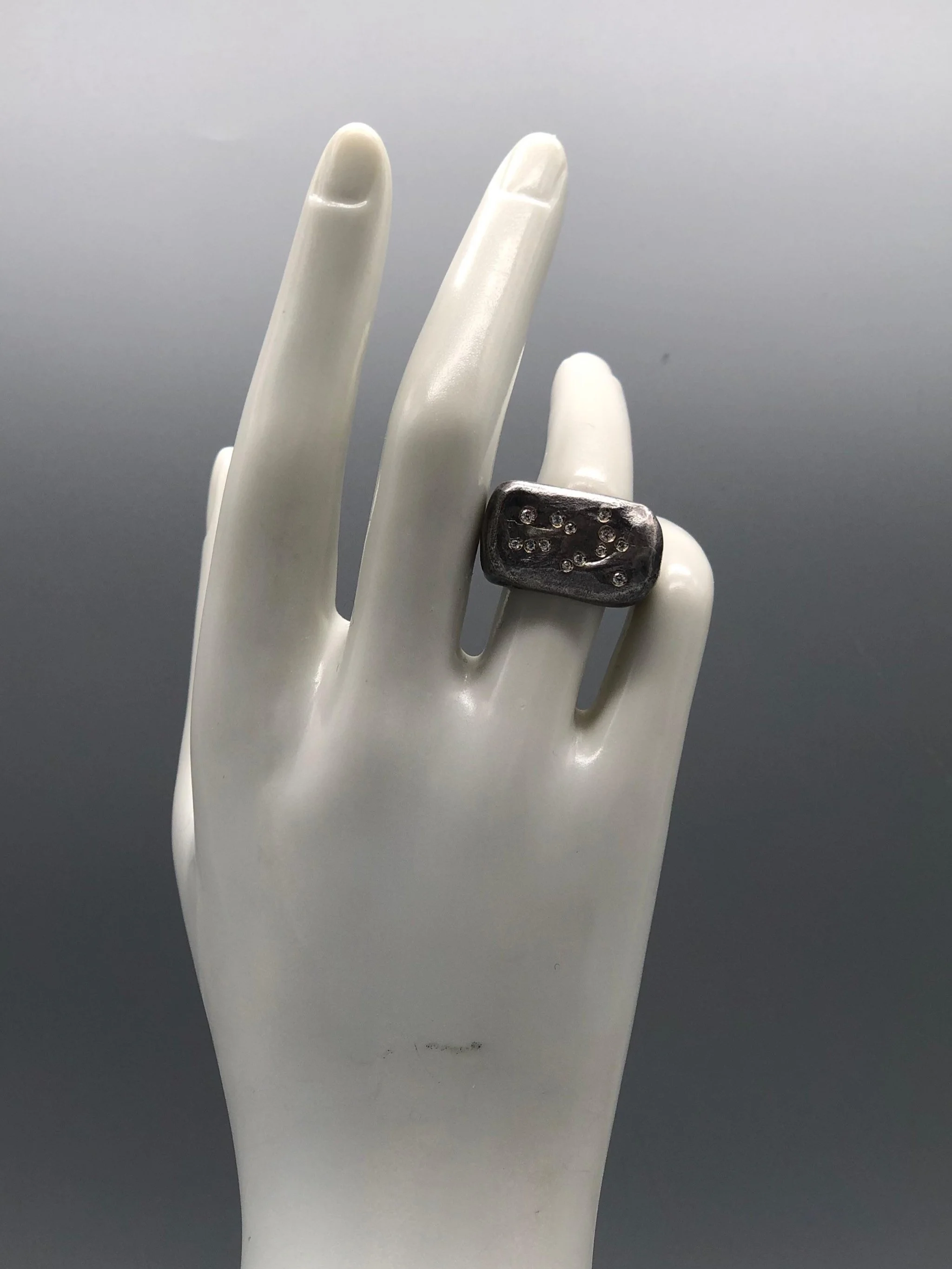 Echo ring in semi-burnished 925 sterling silver with diamonds — Crepundia Gioielli Bologna