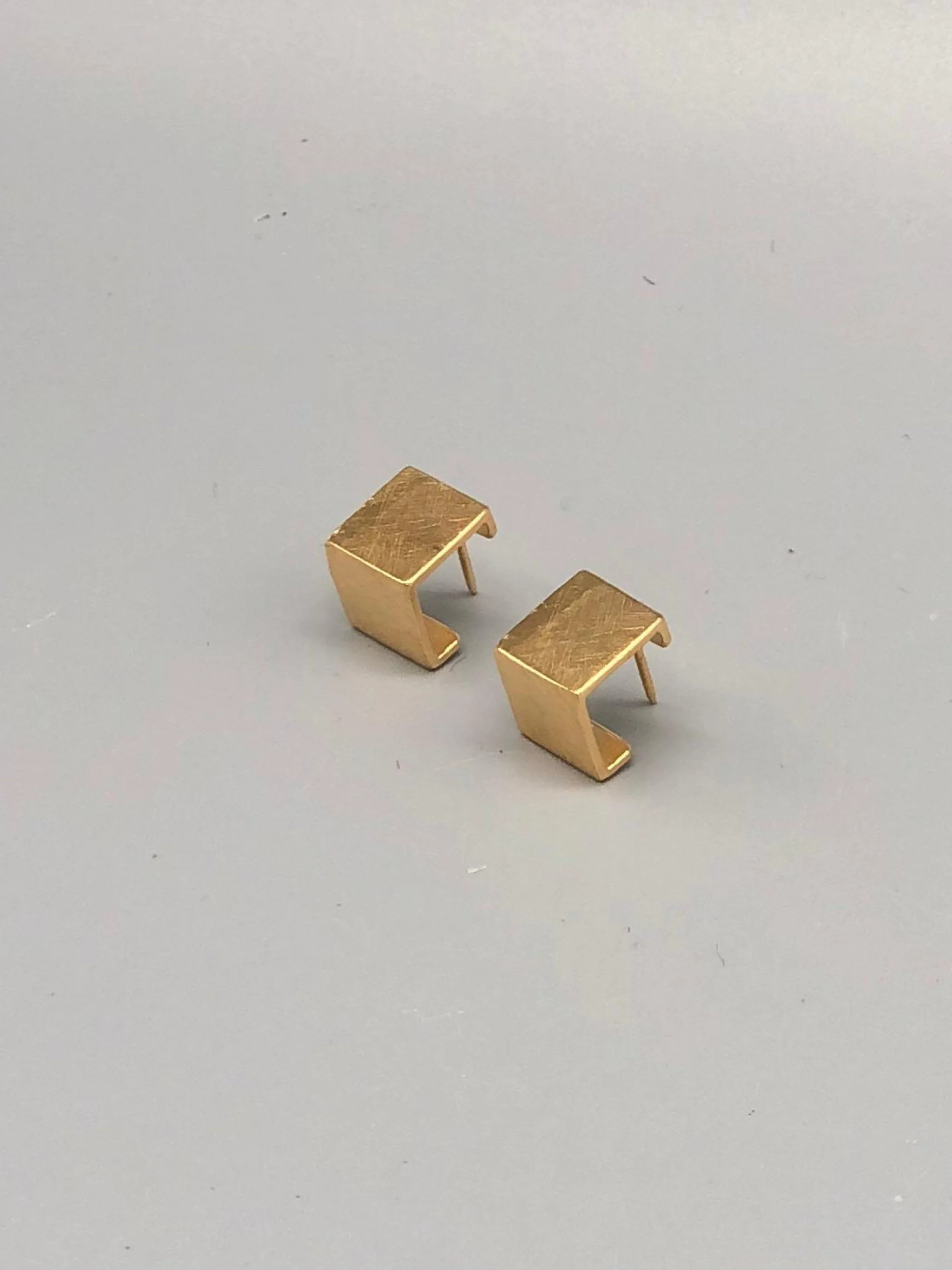 EL Gioielli Cubo Small earrings in yellow gold plated bronze and rose gold plated bronze, geometric contemporary earrings — Crepundia Gioielli Bologna