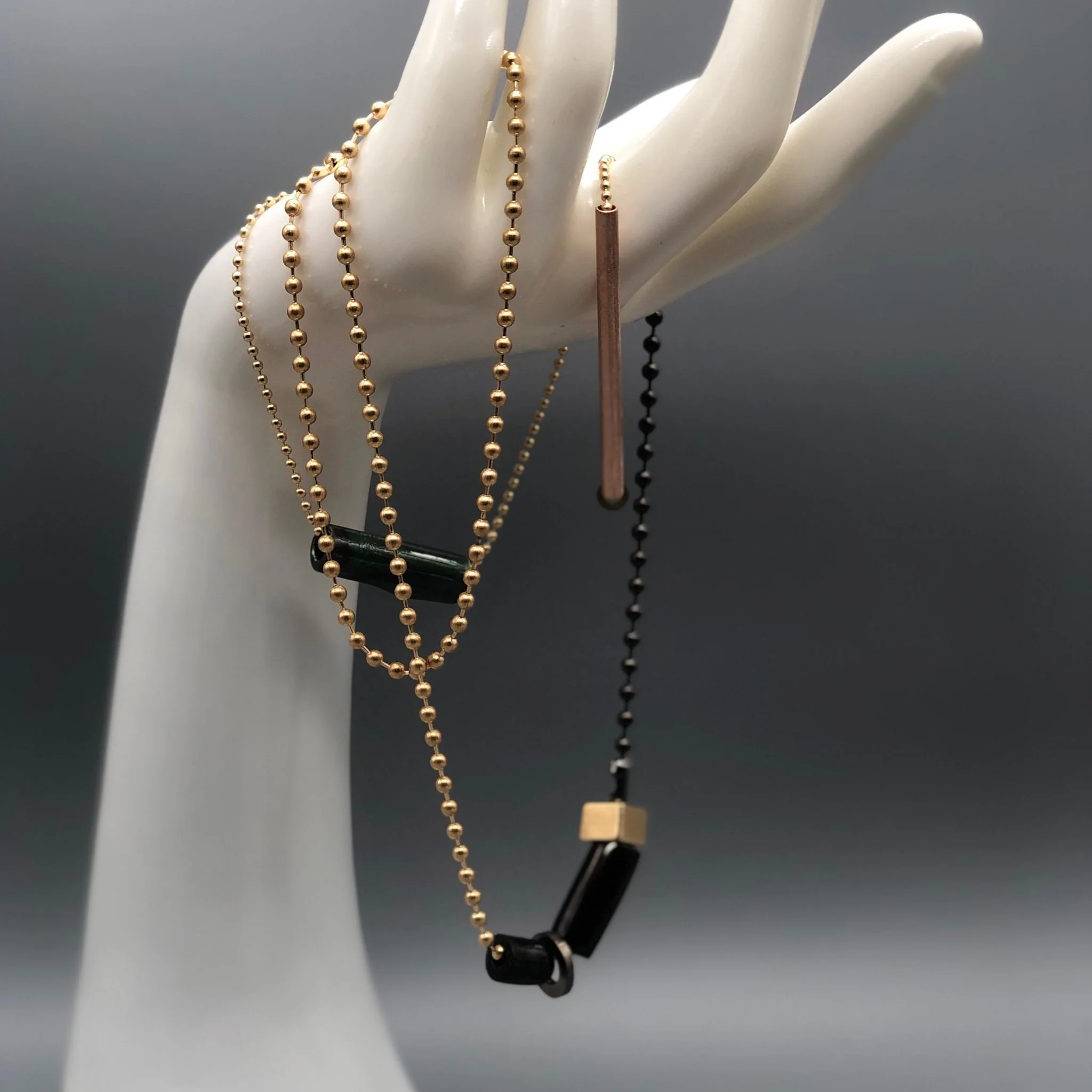 Collana, composizione modulare e variazioni cromatiche.
EL Gioielli — Crepundia Gioielli Bologna.

Necklace, modular composition and chromatic variations.
EL Gioielli — Crepundia Gioielli Bologna.