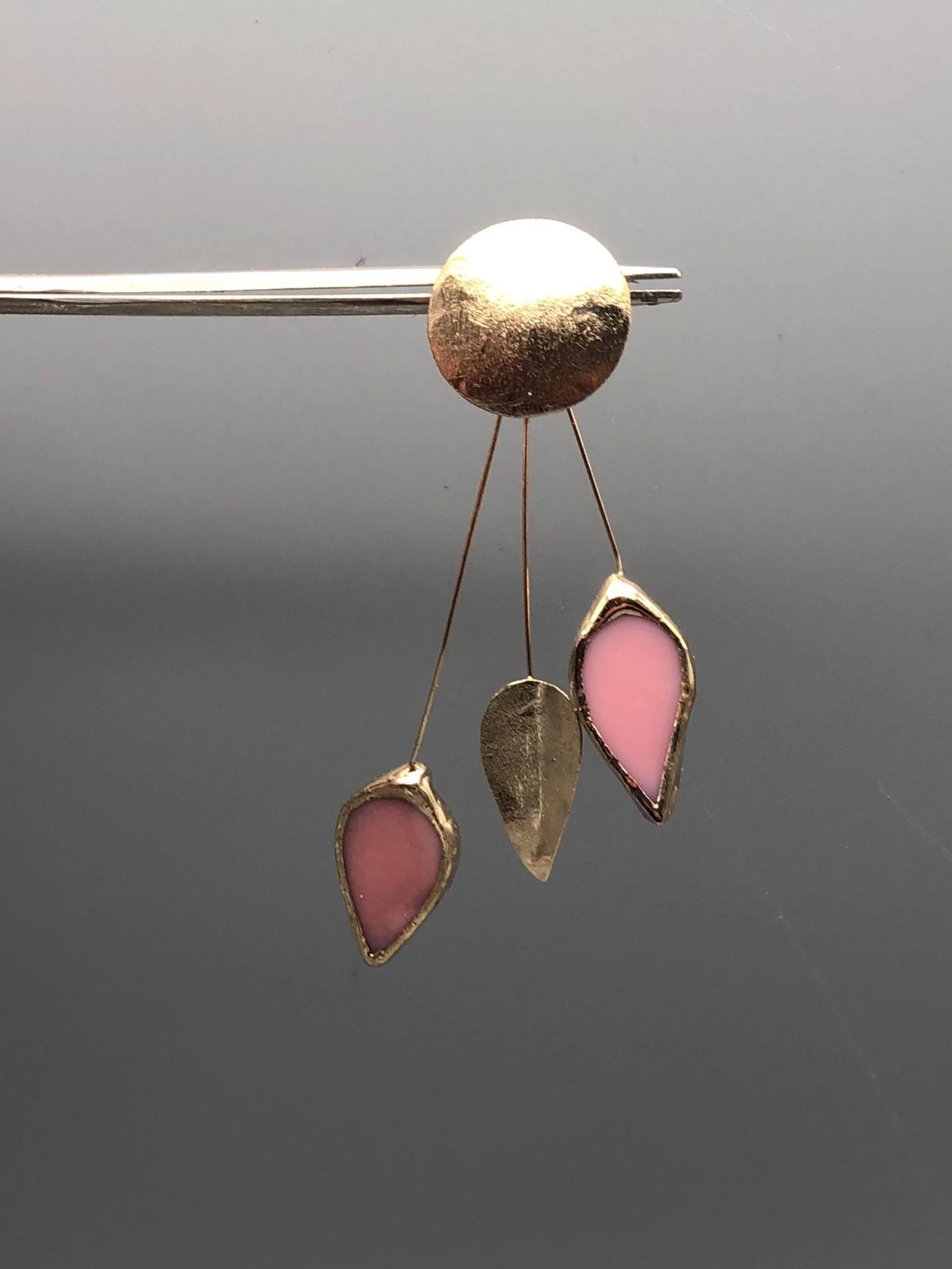 Mono orecchino goccia rosa in vetro di Murano e ottone dorato 18 carati – Anni Luce – Crepundia Gioielli Bologna