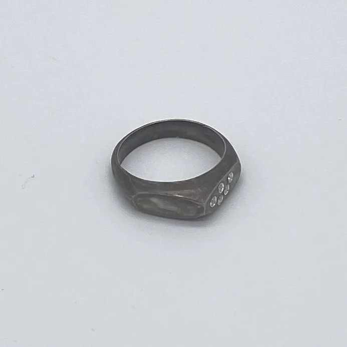 Anello Strike Dark in argento brunito scuro con diamanti, design deciso e moderno.