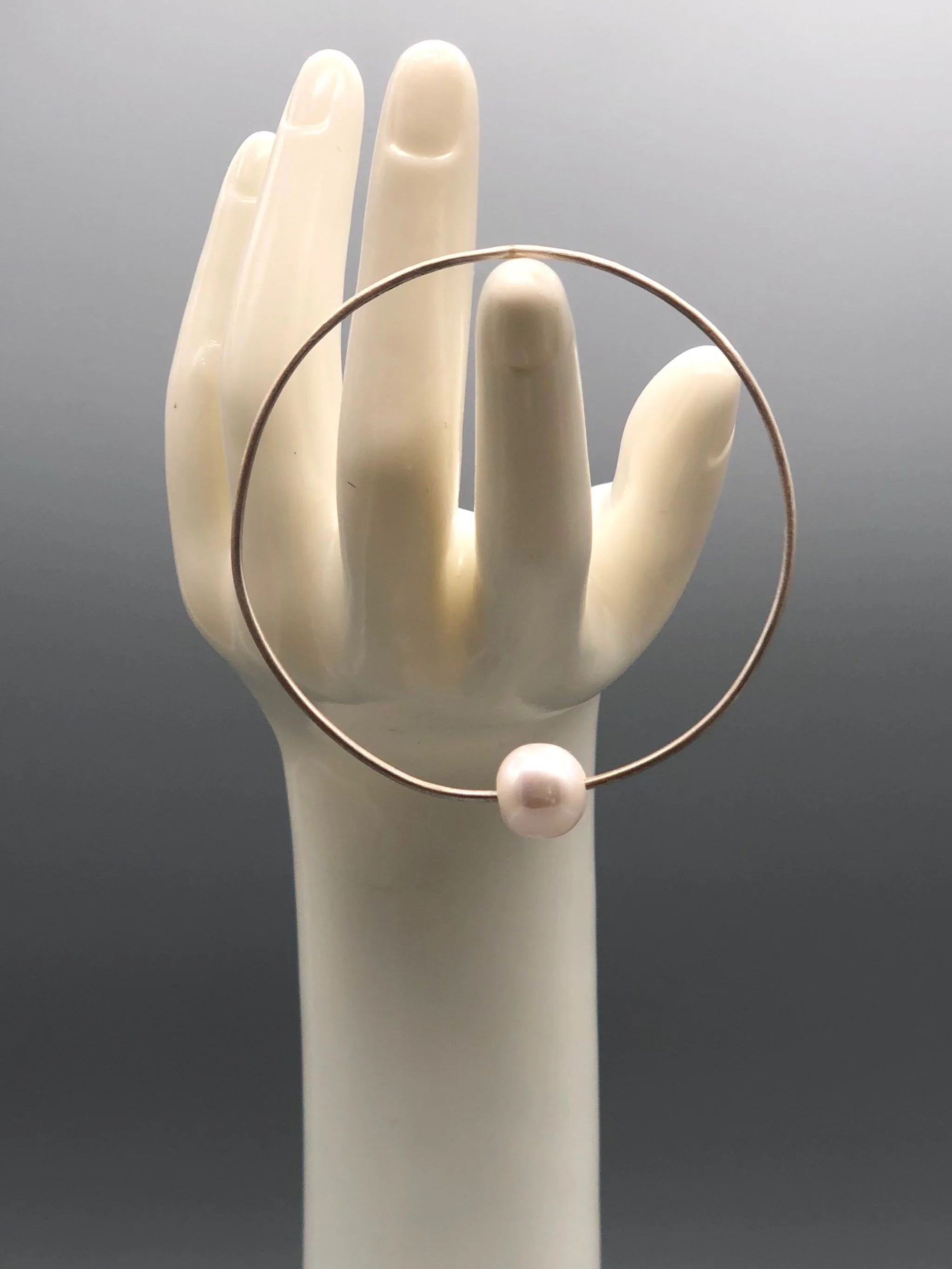 Matte silver bracelet with central white pearl, minimal circular design — Crepundia Gioielli — Crepundia Bologna